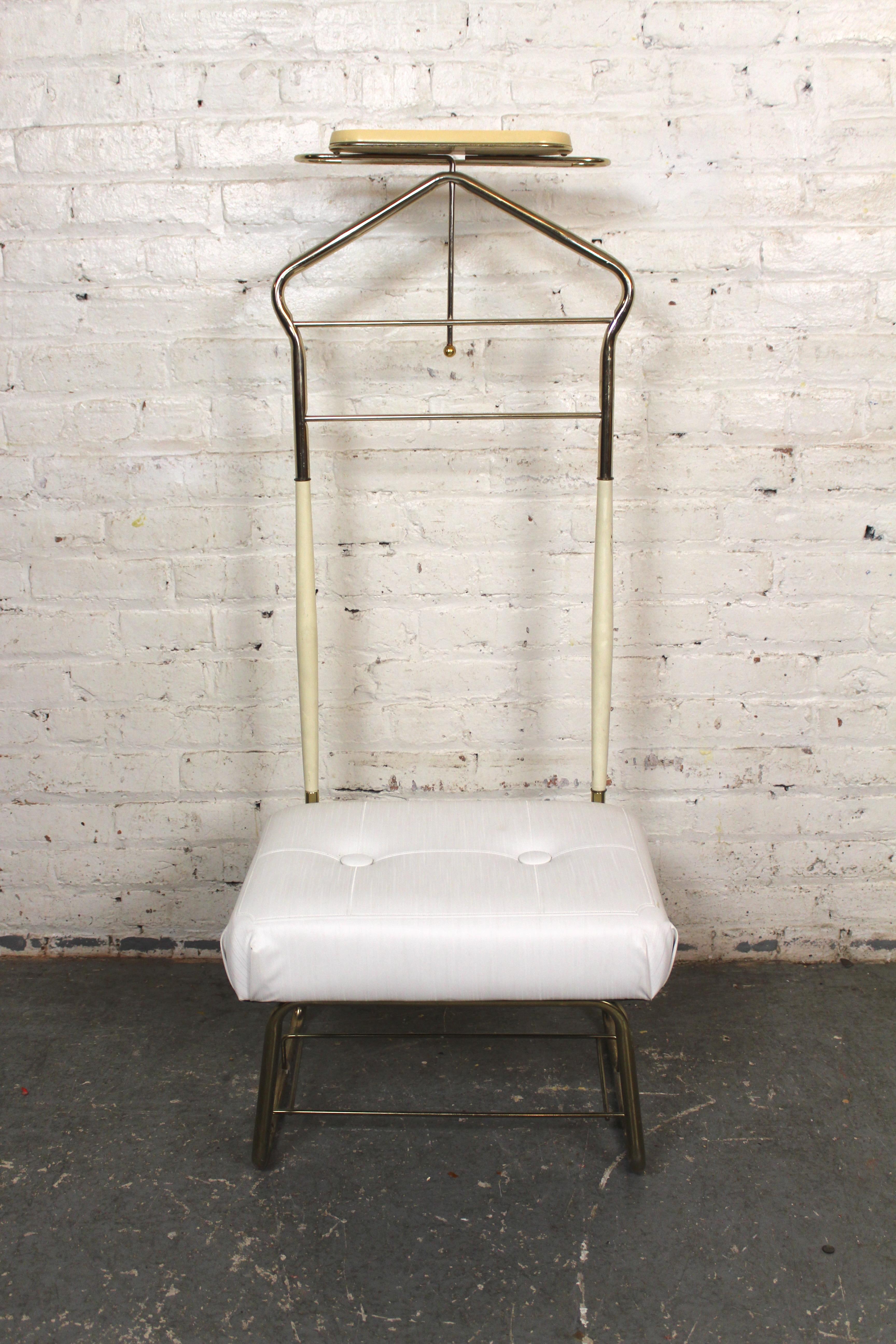 Fantastique valet de chambre du milieu du siècle fabriqué par la marque Pearl-Wick à Long Island City, Queens, New York ! Dotée d'une magnifique structure en laiton, d'une charmante assise touffetée et d'un plateau à boutons de manchette, cette