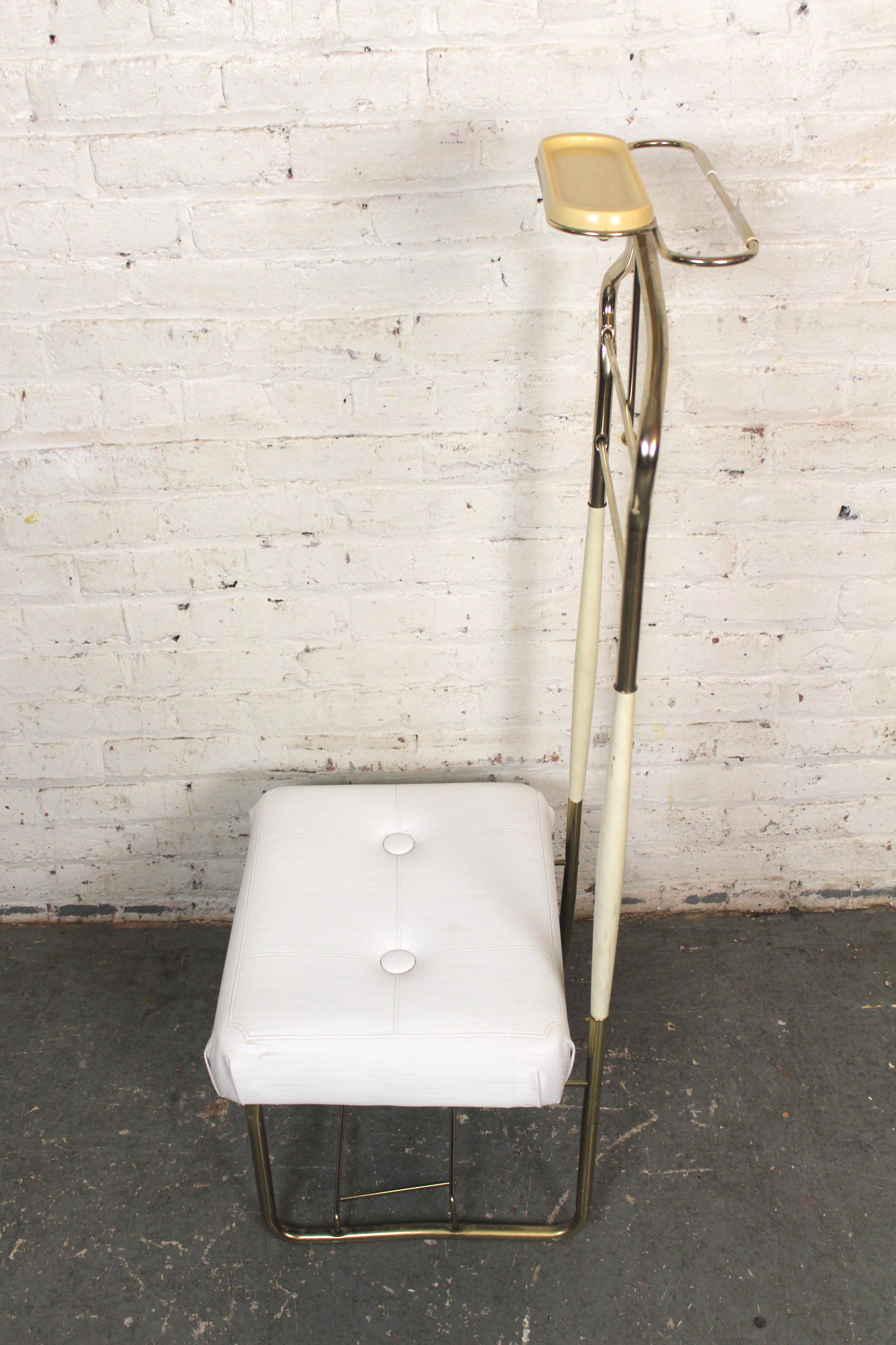 Chaise de maître de chambre en osier perlé « Val-O-Seat » Bon état - En vente à Brooklyn, NY