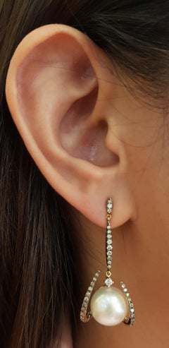 Orecchini con perla, diamante marrone e diamante in oro 18 carati di Kavant & Sharart