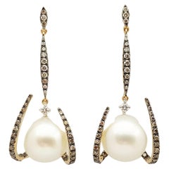 Boucles d'oreilles en or 18 carats avec perles et diamants bruns par Kavant & Sharart