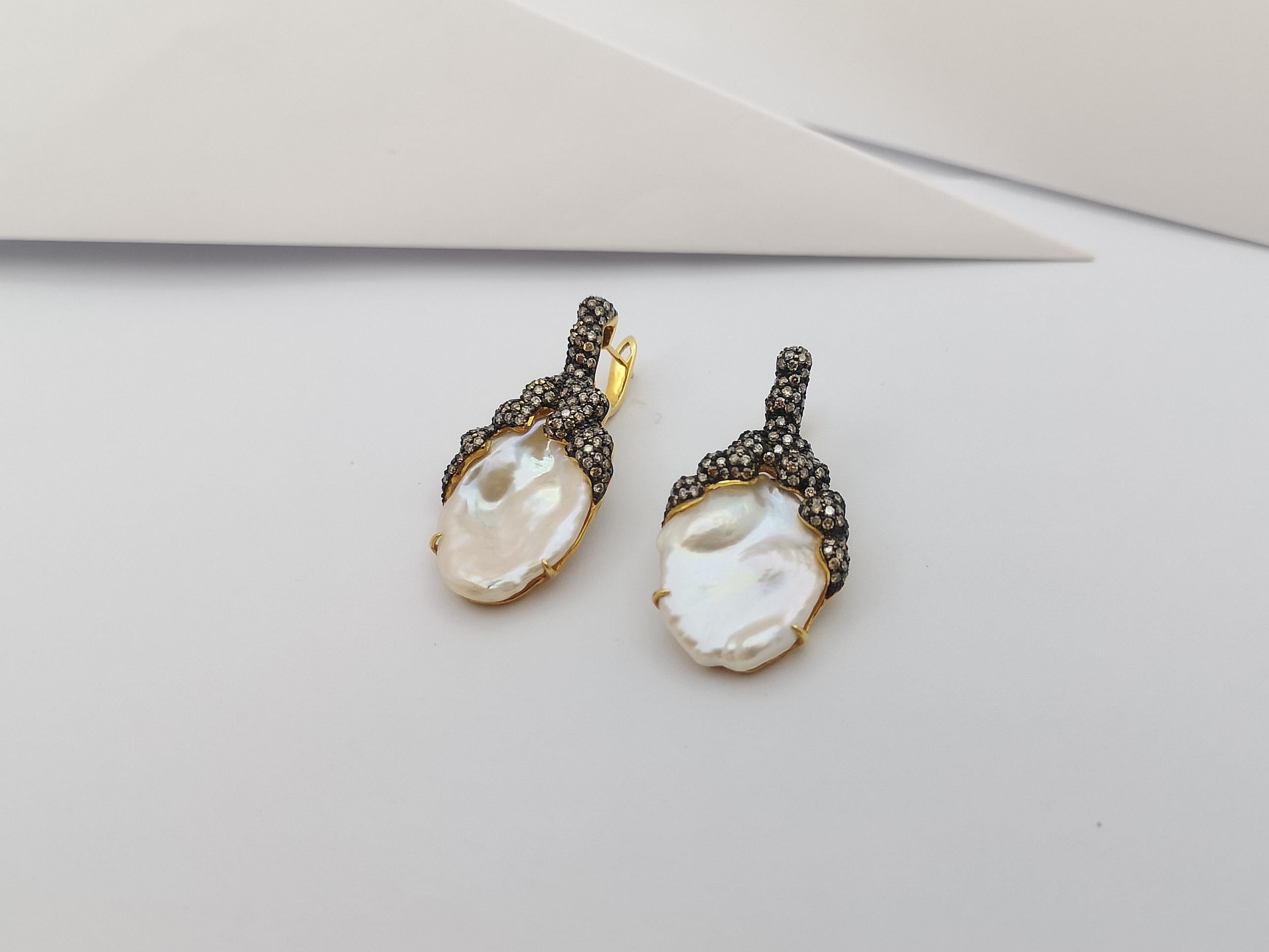 Pearl with Brown Diamond Earrings Set in 18 Karat Gold Settings In New Condition For Sale In Bangkok, TH