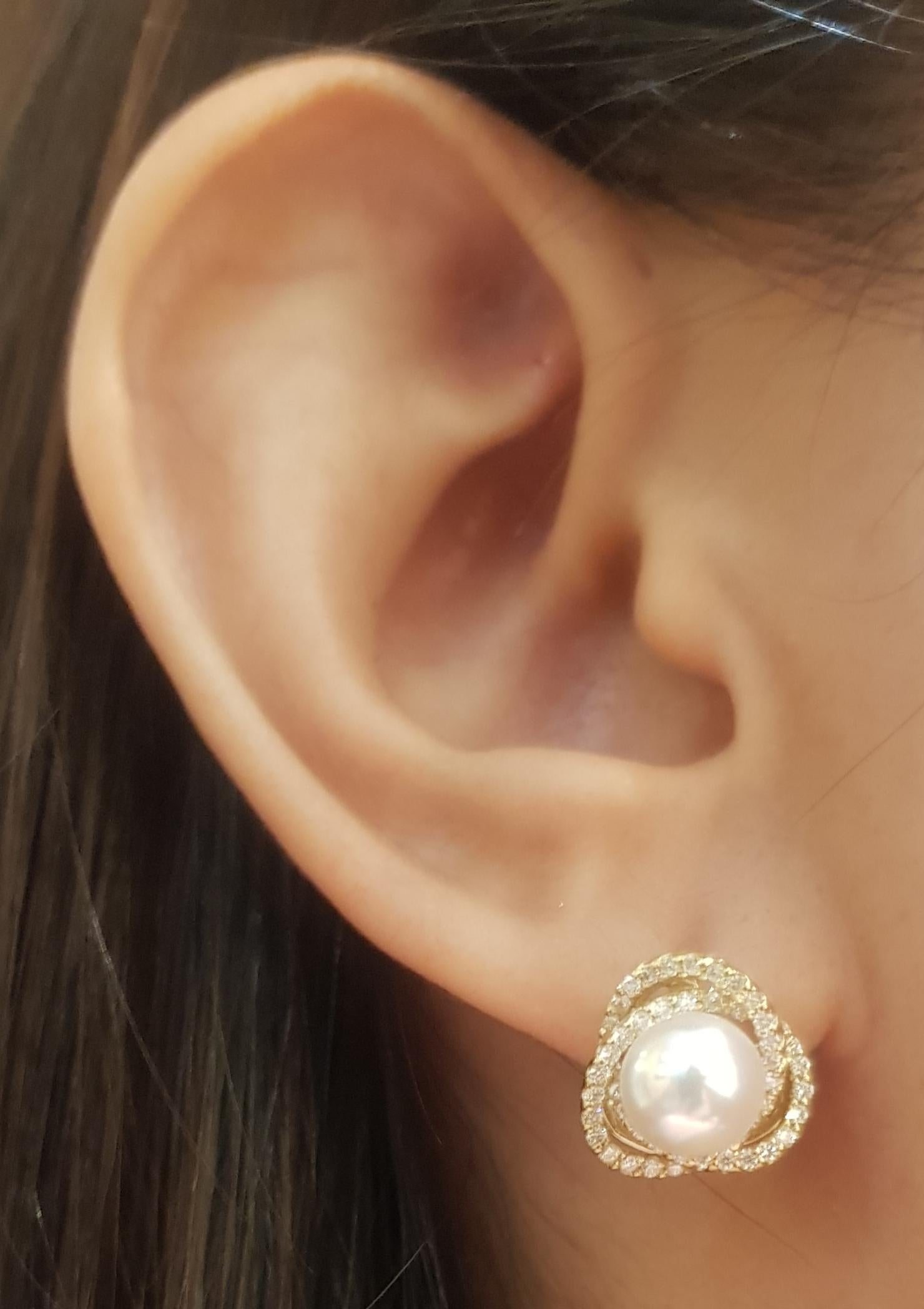 Orecchini con perle e diamanti da 0,49 carati con montatura in oro 18 carati

Larghezza:   1.20 cm 
Lunghezza:  1.20 cm
Peso totale: 5,70 grammi

