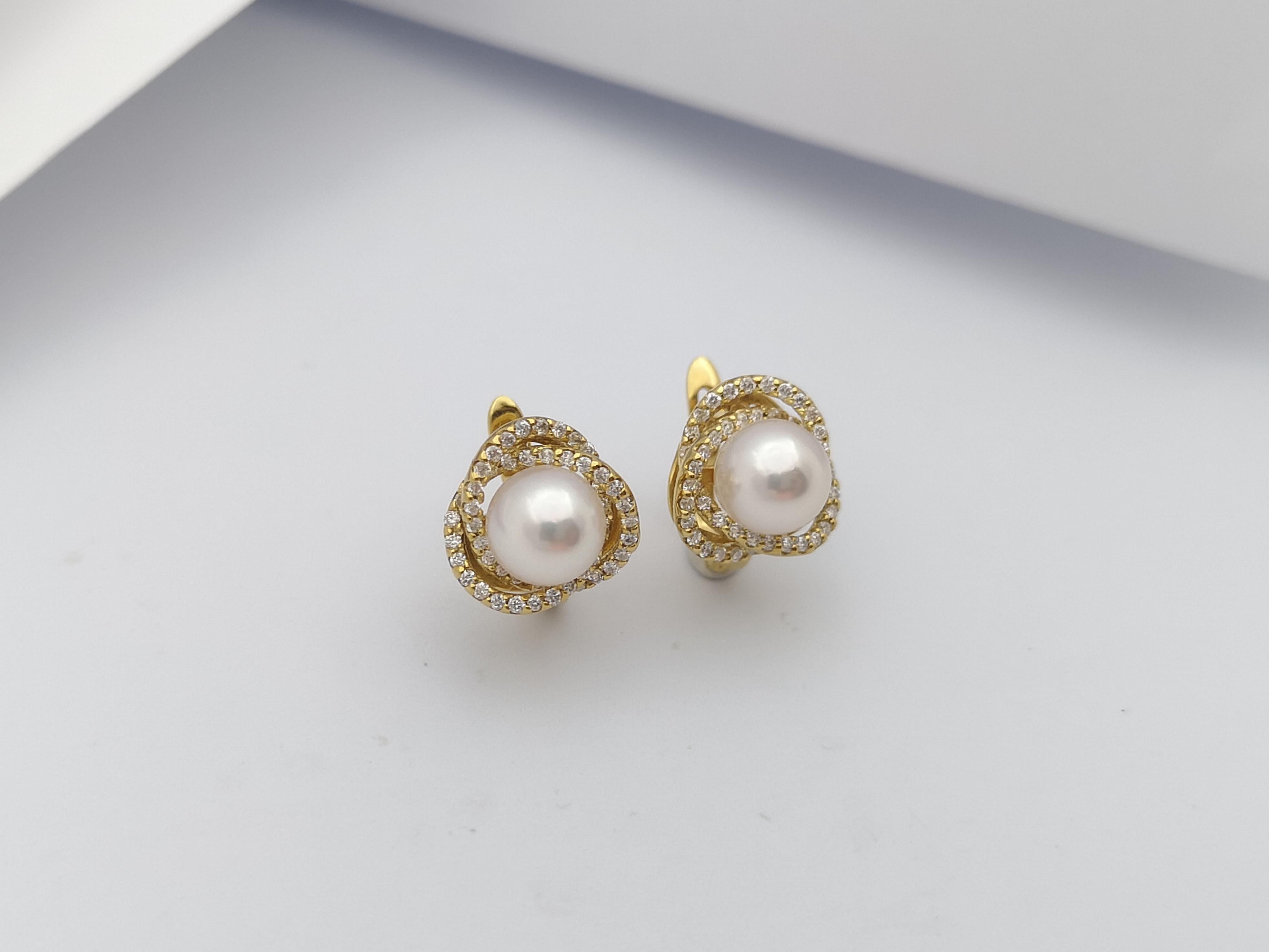 Donna Orecchini con perle e diamanti incastonati in oro 18 carati in vendita