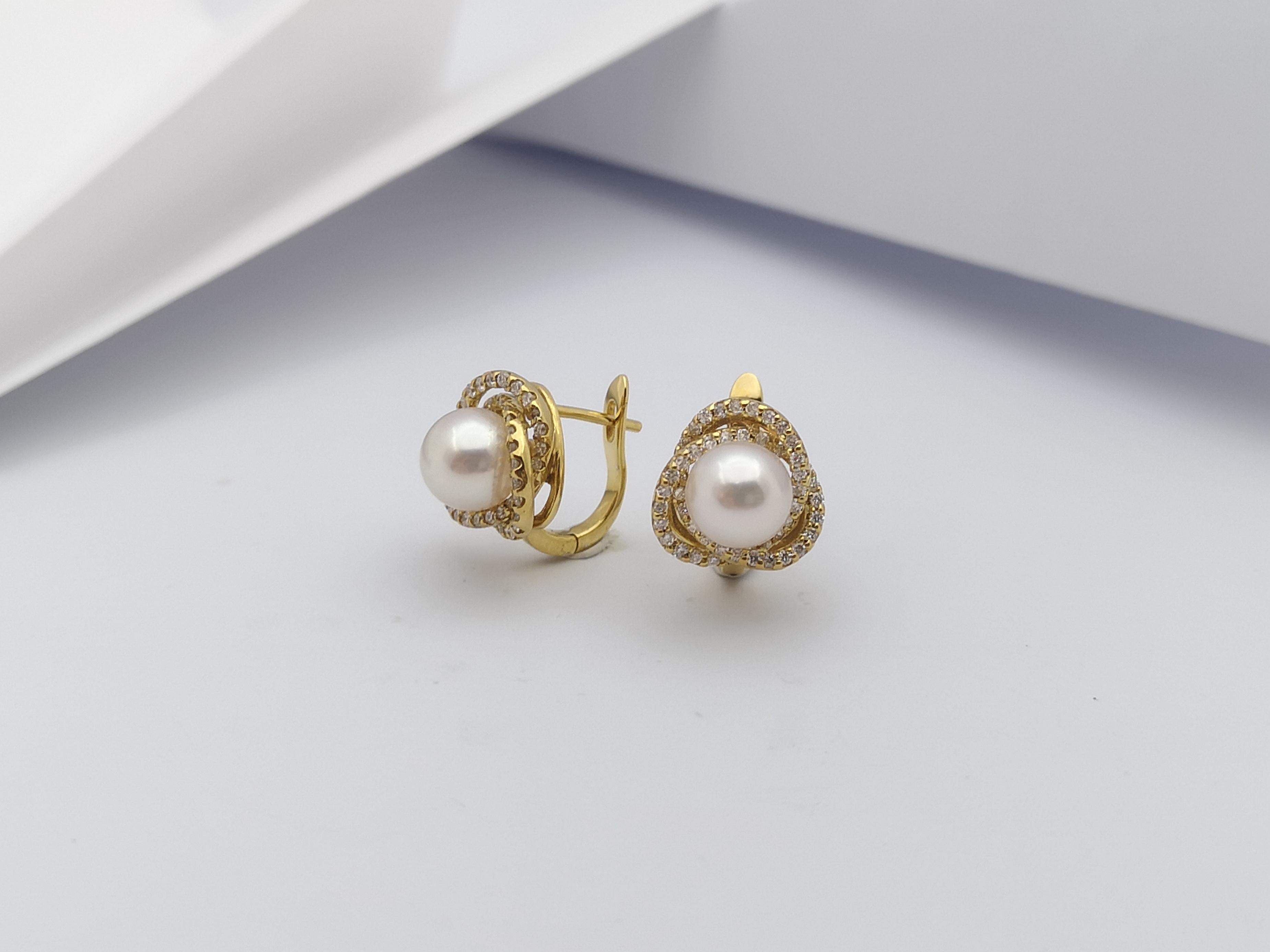 Orecchini con perle e diamanti incastonati in oro 18 carati in vendita 2