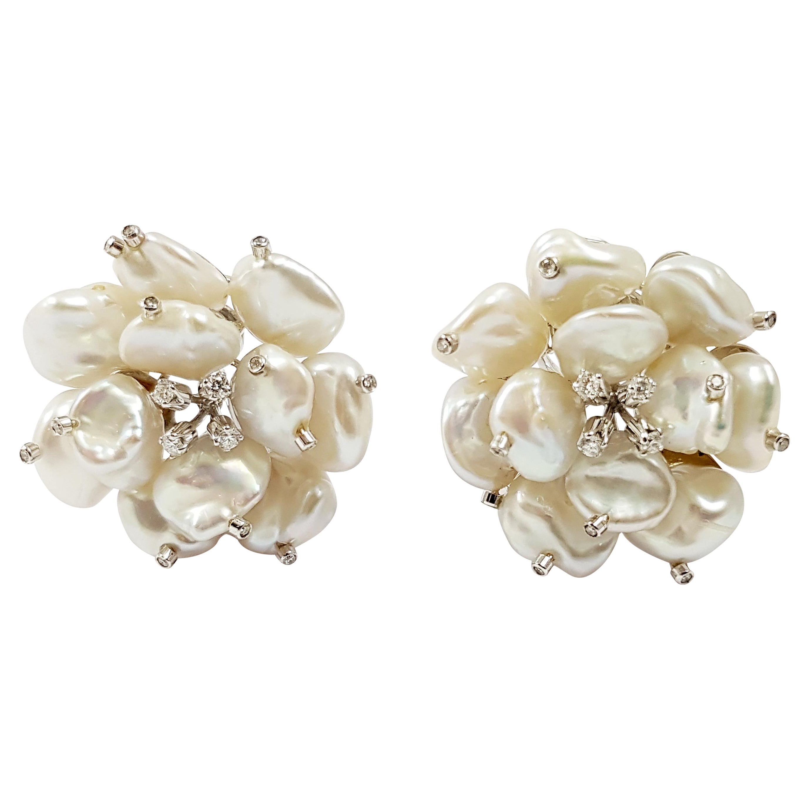 Pendientes Flor de Perlas con Diamantes engastados en Oro Blanco de 18 Kilates