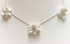 Collana con fiori di perle e diamanti incastonati in oro bianco 18 carati