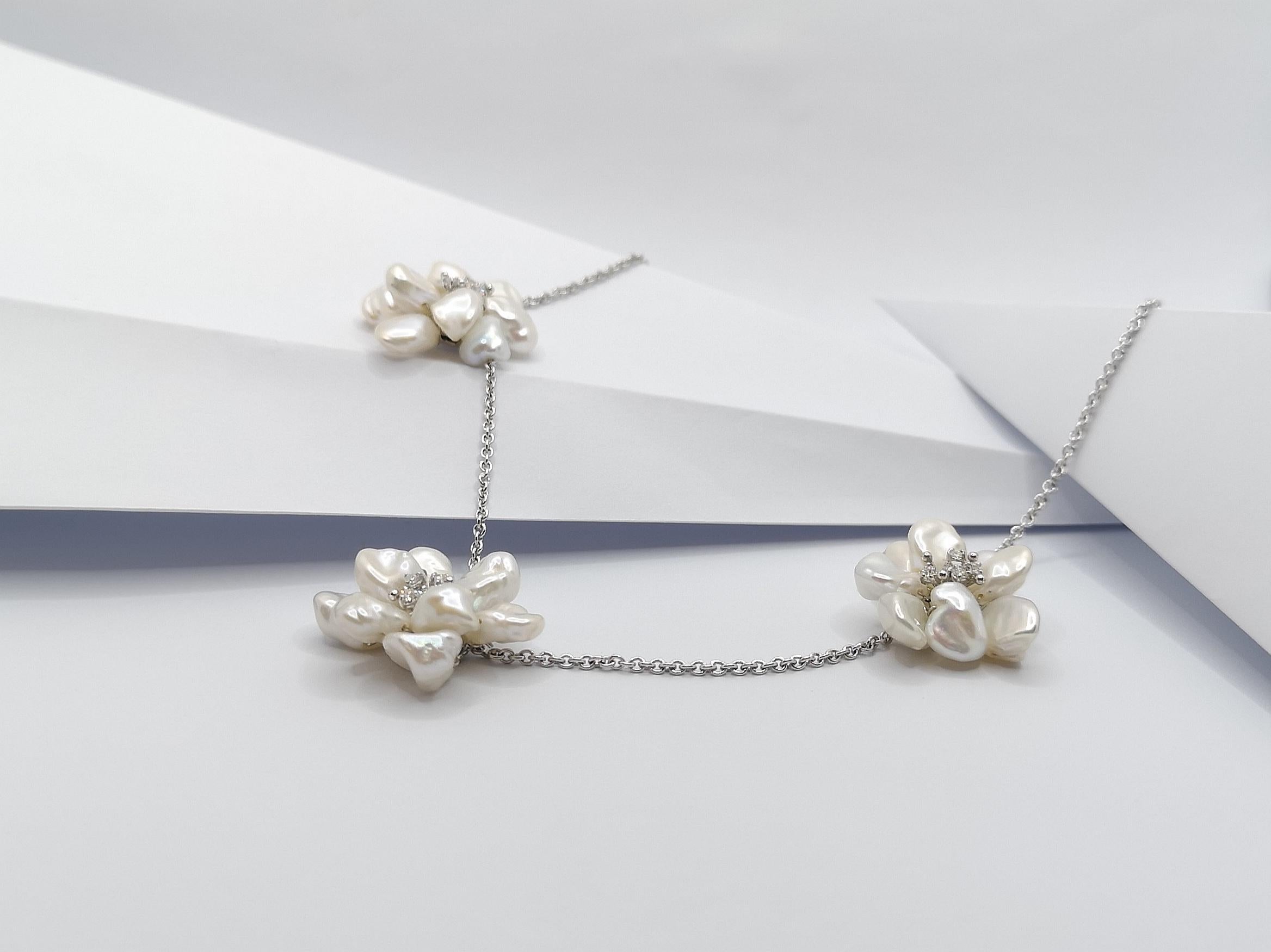 Pearl with Diamond Flower Necklace Set in 18 Karat White Gold Settings In New Condition For Sale In Bangkok, TH