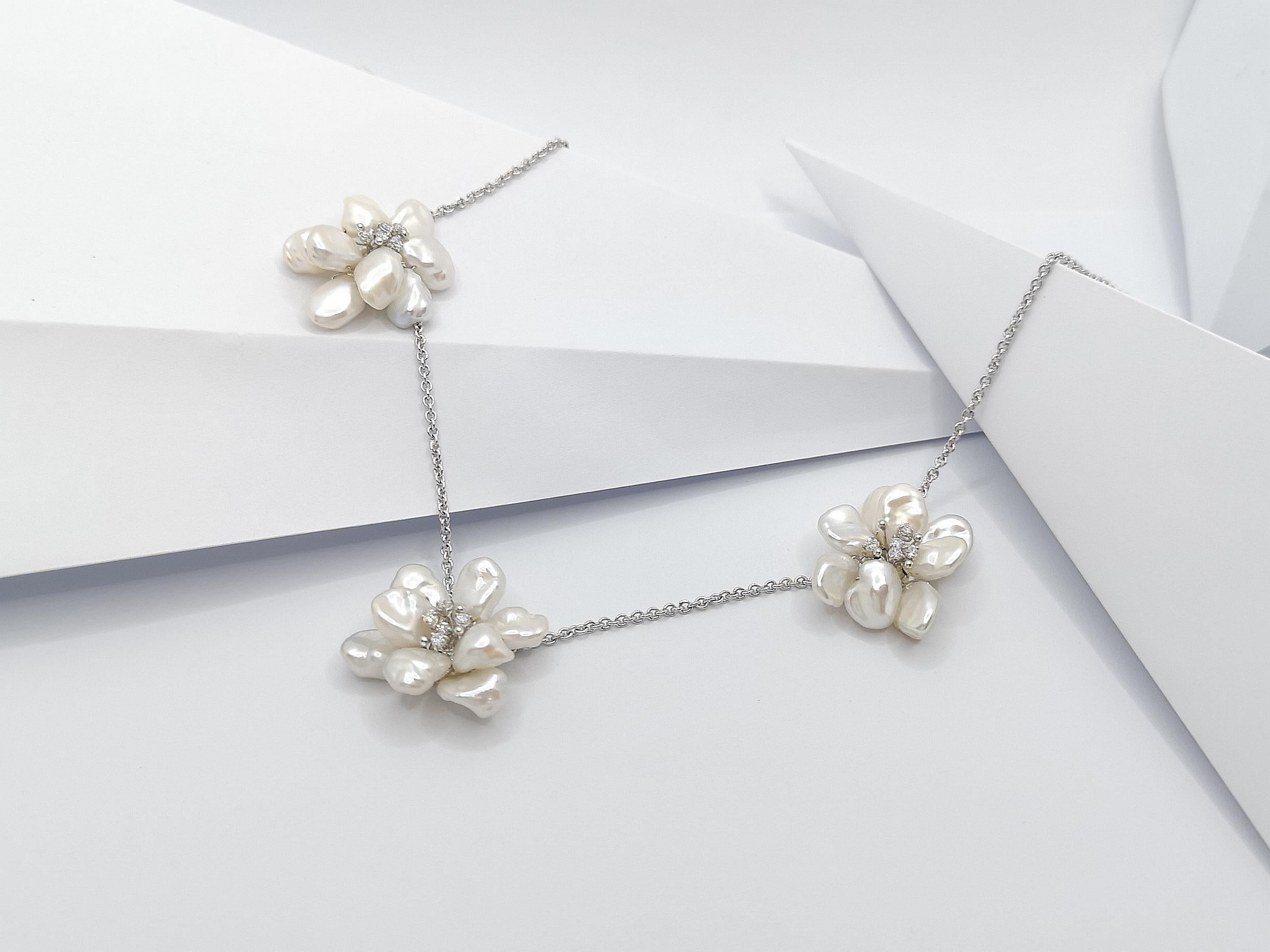 Perlen- und Diamant-Blumenhalskette aus 18 Karat Weißgold in Fassungen Damen im Angebot