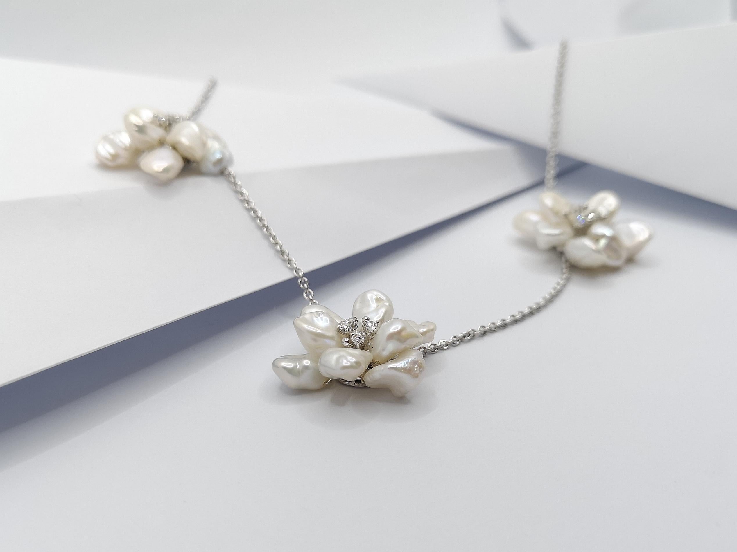 Perlen- und Diamant-Blumenhalskette aus 18 Karat Weißgold in Fassungen im Angebot 1