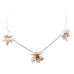 Collier fleur en or blanc 18 carats serti de perles et de diamants
