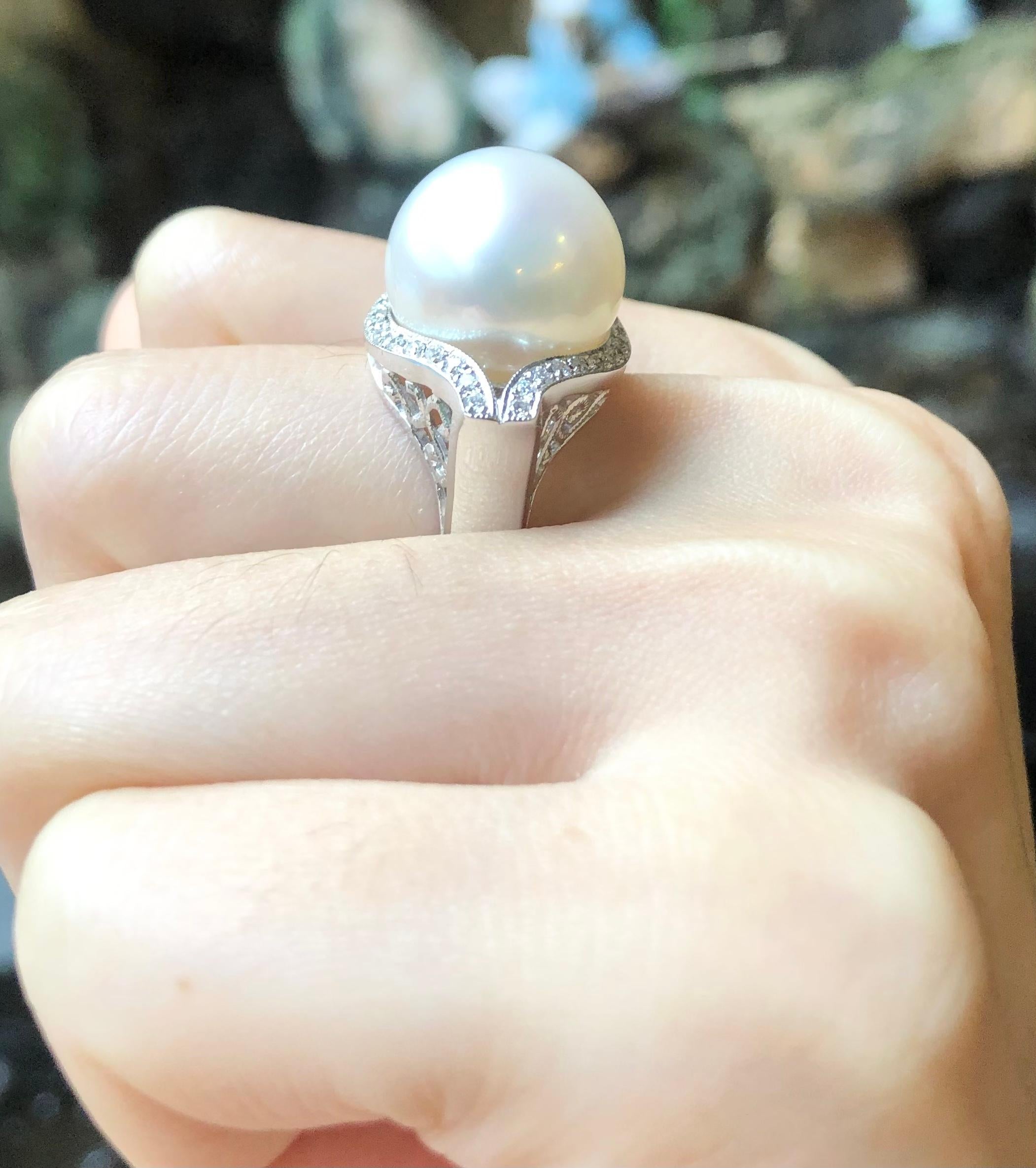 Perle mit Diamantring in 18 Karat Weißgold gefasst (Zeitgenössisch) im Angebot