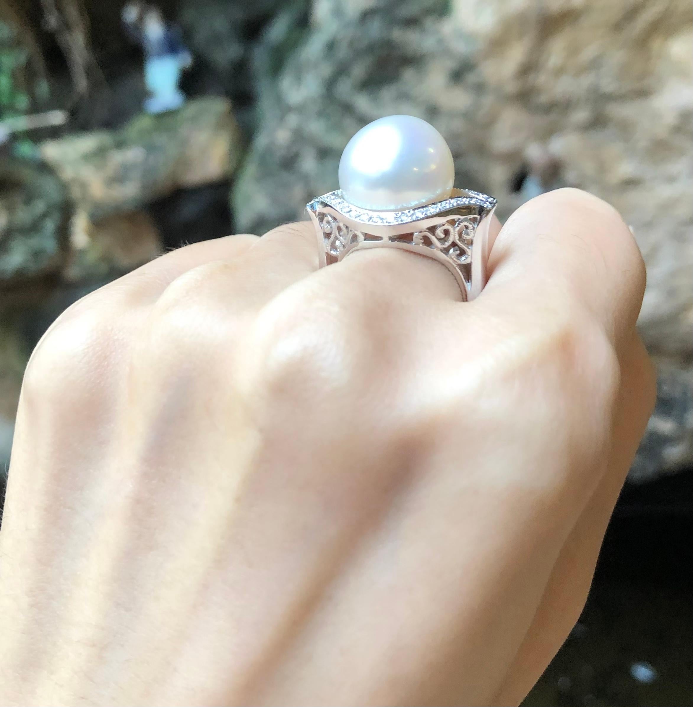 Perle mit Diamantring in 18 Karat Weißgold gefasst (Brillantschliff) im Angebot