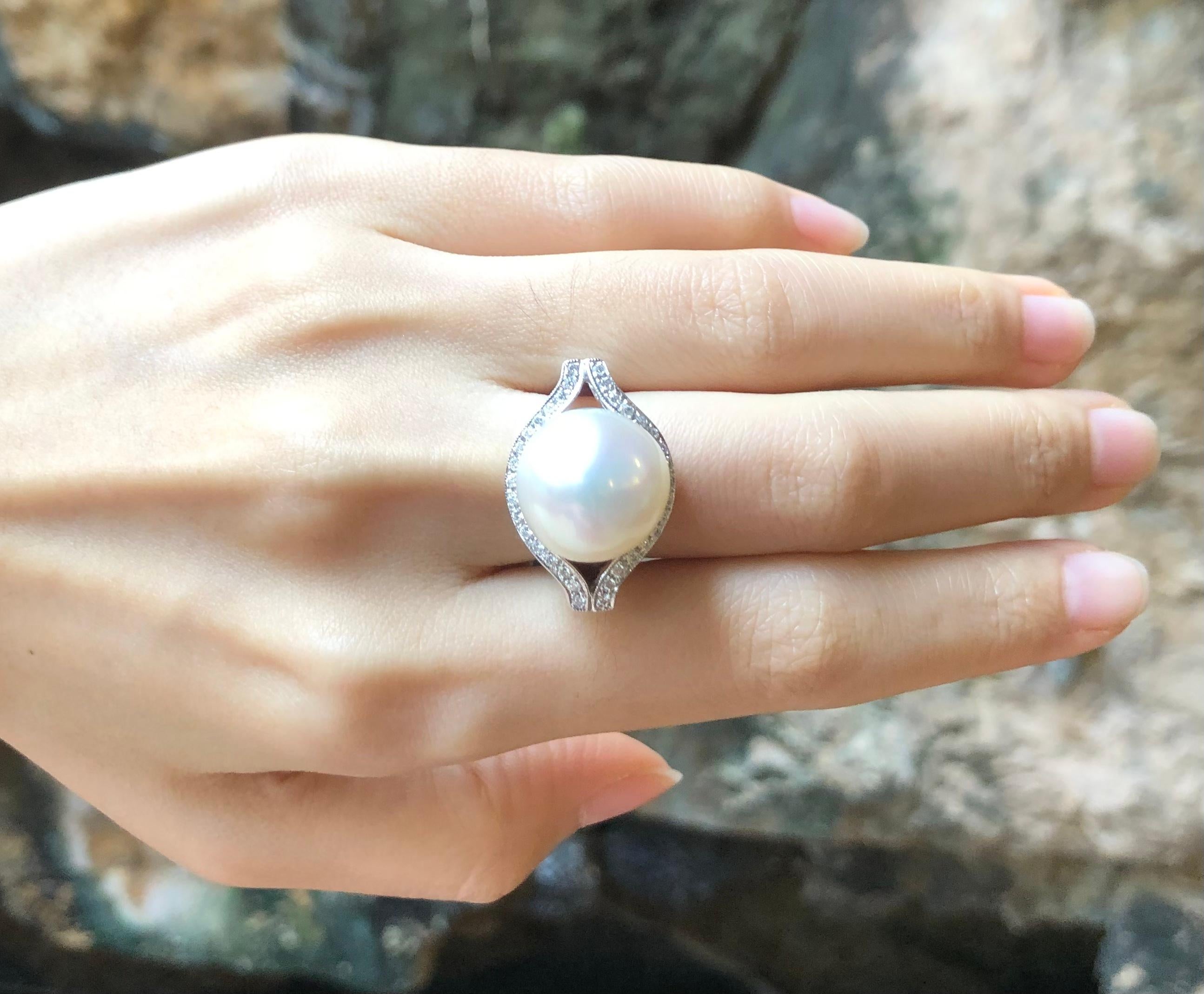 Perle mit Diamantring in 18 Karat Weißgold gefasst im Zustand „Neu“ im Angebot in Bangkok, TH