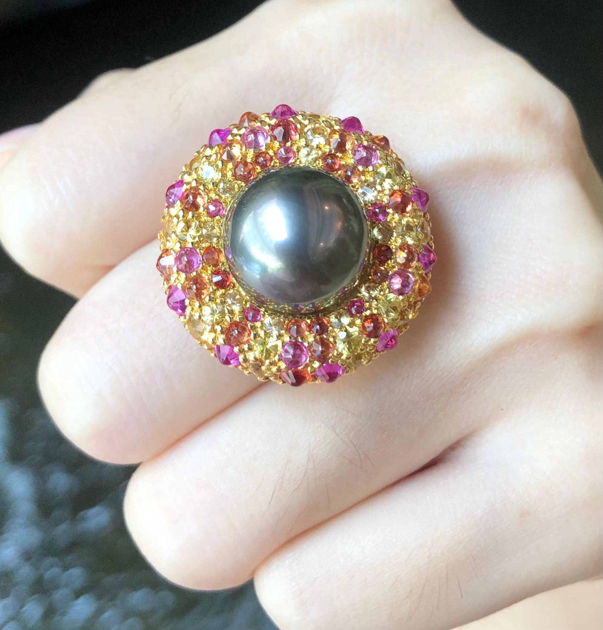 Pearl with Rainbow Color Sapphire Ring Set in 18 Karat Gold Settings In New Condition For Sale In Bangkok, TH
