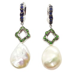 Orecchini con perla, zaffiro blu e tsavorite in oro bianco 18 carati