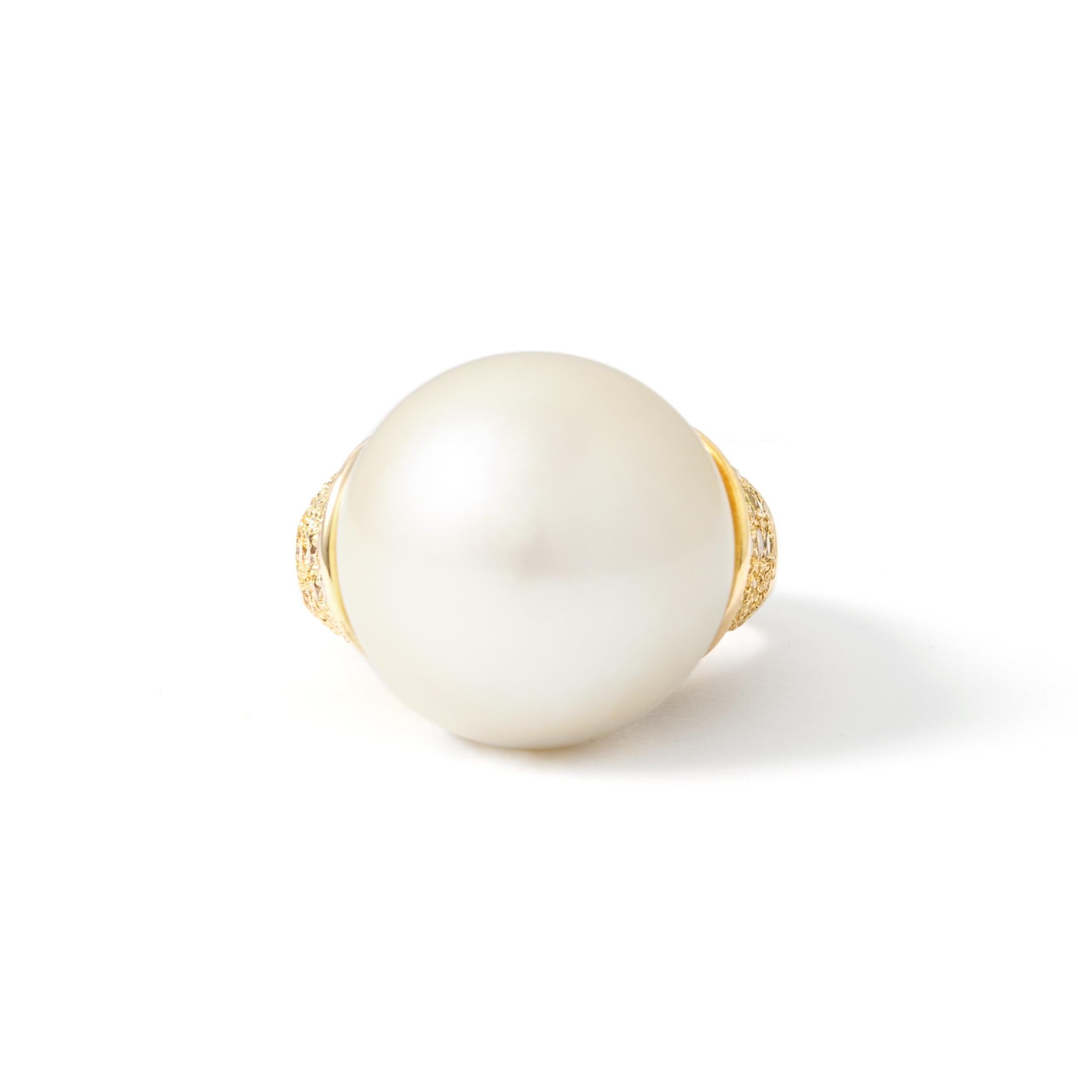 Ring in 18kt yellow gold set with one pearl 16.50 mm and yellow diamonds 1.04 cts Size 52          

Total weight: 14.49 grams