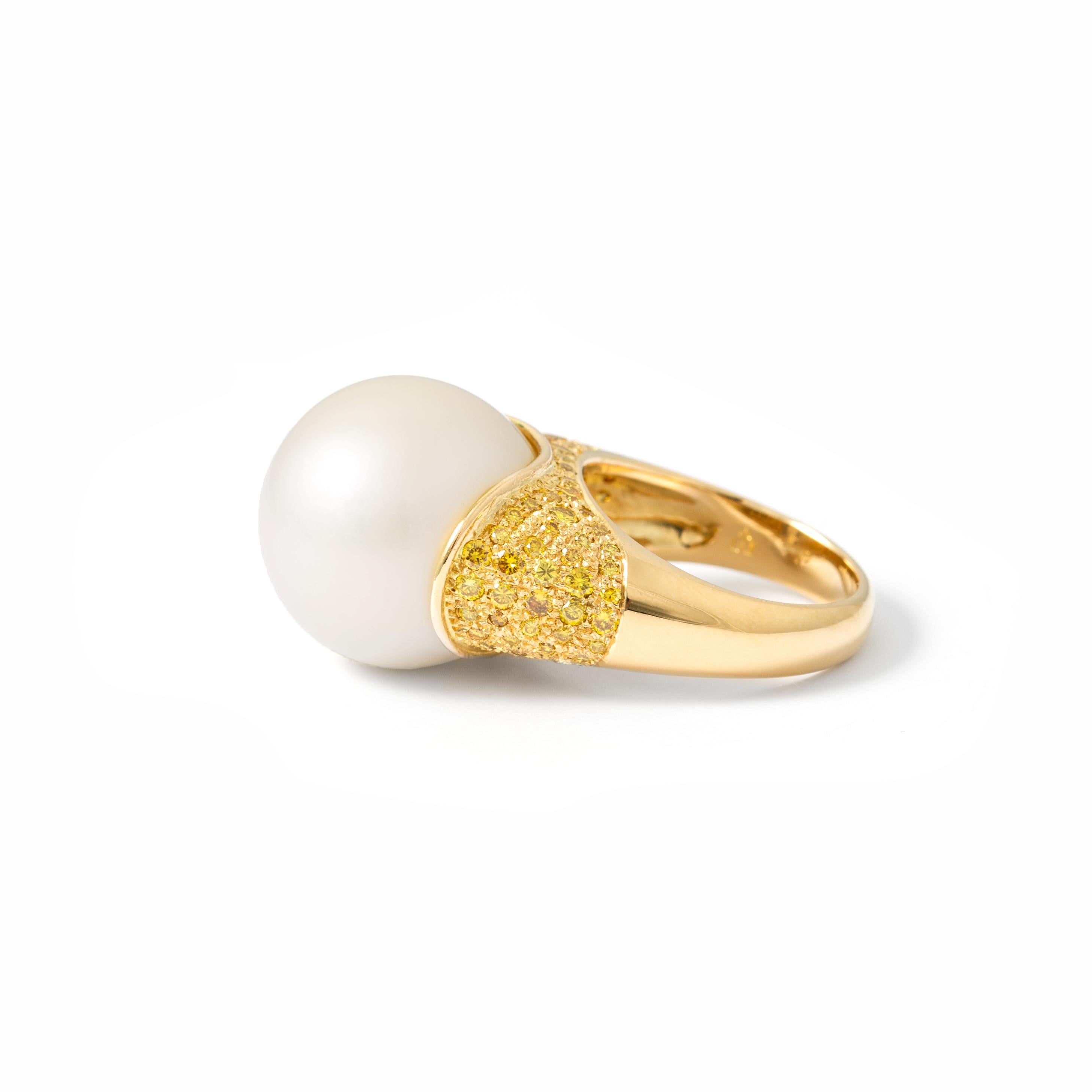 Round Cut Pearl Yellow Gold Ring For Sale