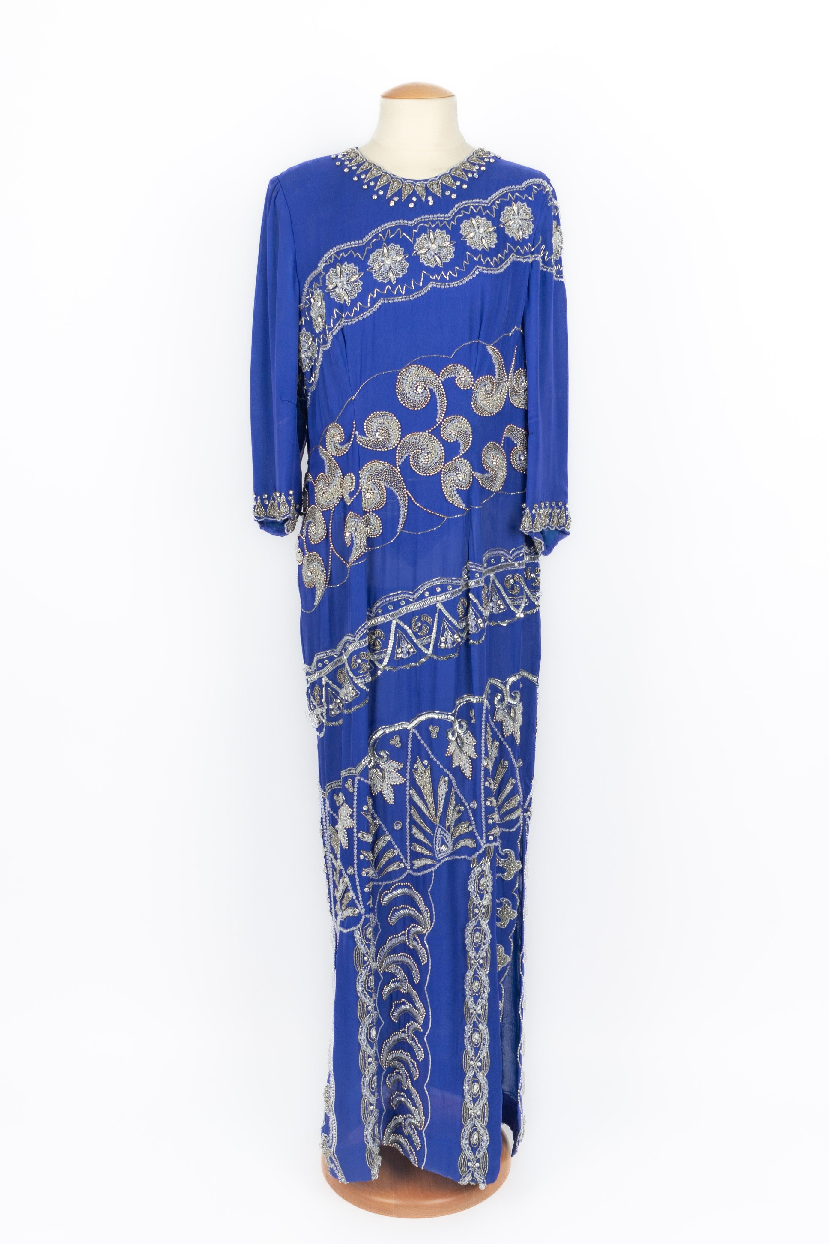 INCONNU - Robe en soie bleue cousue avec une robe argentée. Les labels de taille et de composition sont manquants, pièce du milieu des années 1970.

Condit :
Bon état

Dimensions :
Largeur des épaules : 41 cm - Poitrine : 47 cm - Longueur des