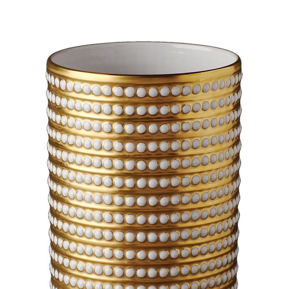 Vase mit Perlen in Limoges Porelain
vergoldet mit 24 Karat.
In Durchmesser 13 x Höhe 20cm, Preis: 1650,00€
Wird in einer luxuriösen Geschenkbox geliefert.
Auch erhältlich in Durchmesser 8x Höhe 10cm, Preis: 950,00€
Auch in Platinausführung