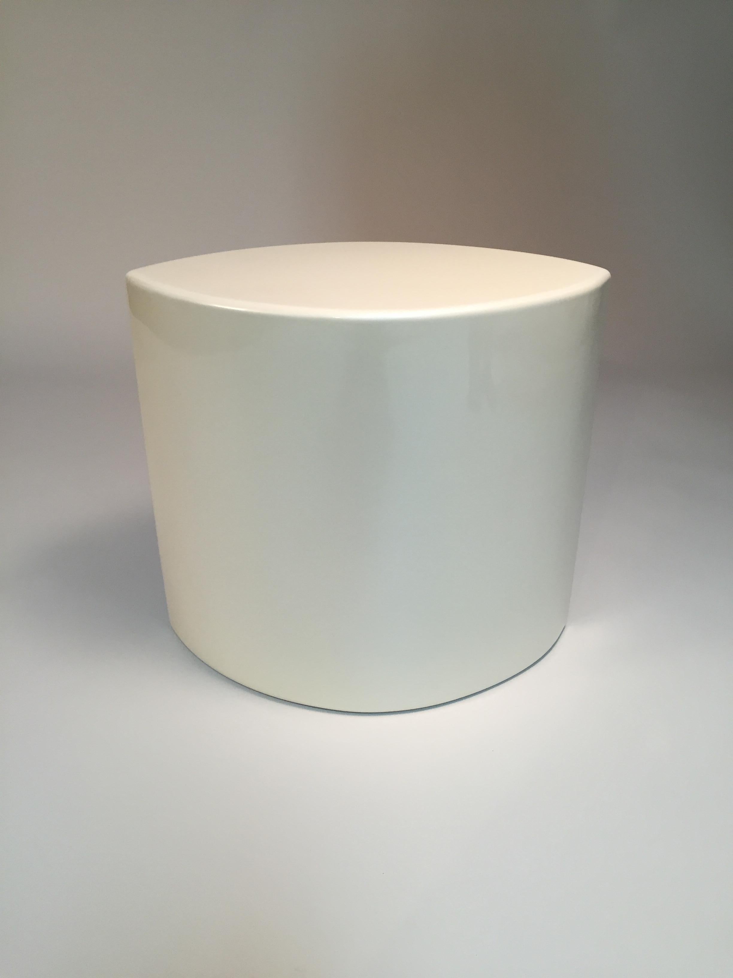 White Lacquer Pearlescent Gloss Side Table or Seat In Excellent Condition For Sale In Daly City, CA