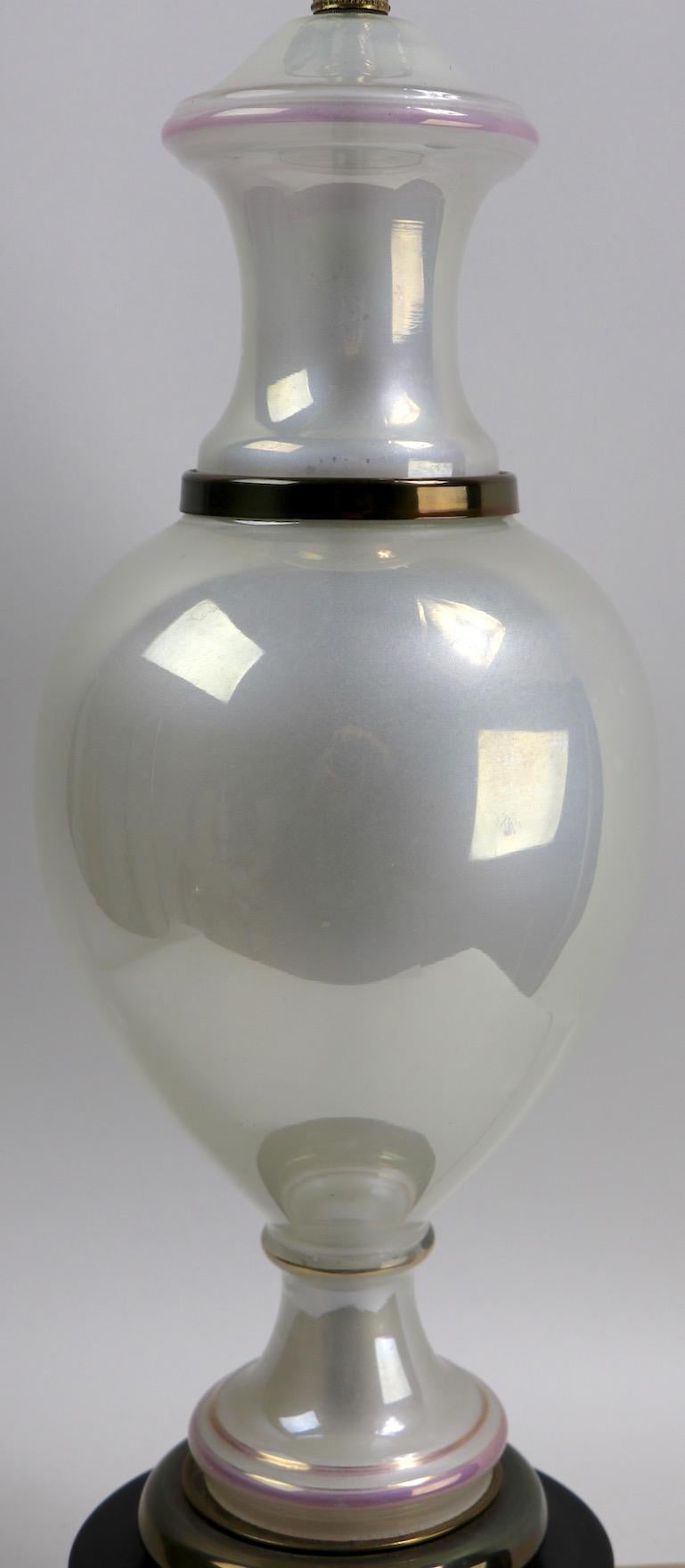 Tischlampe aus perlmuttfarbenem Opalglas, Paul Hanson zugeschrieben (amerikanisch) im Angebot