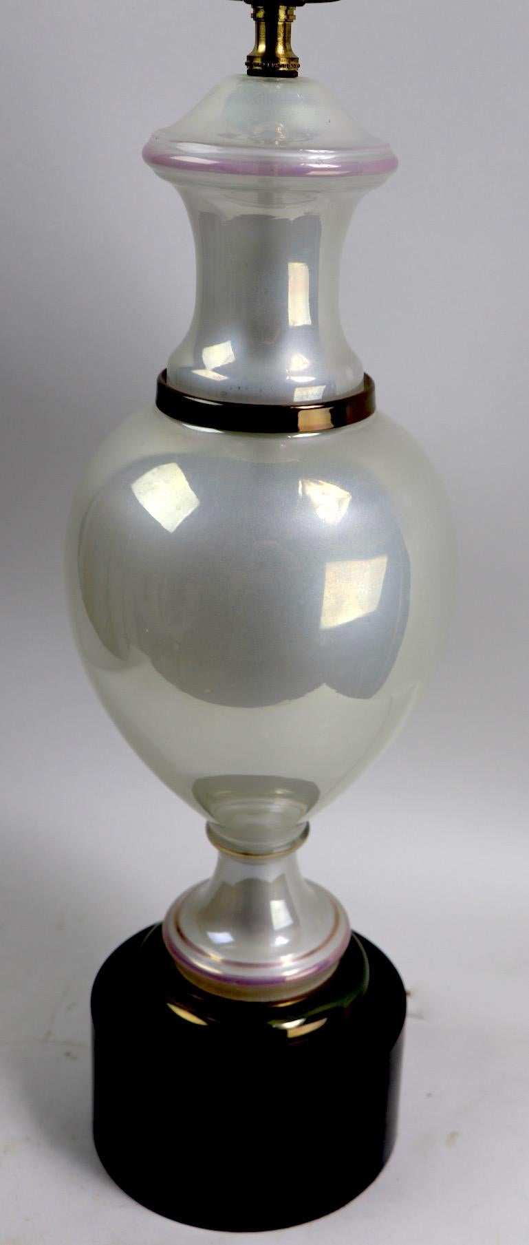 20ième siècle Lampe de bureau en verre opalin nacré attribuée à Paul Hanson en vente