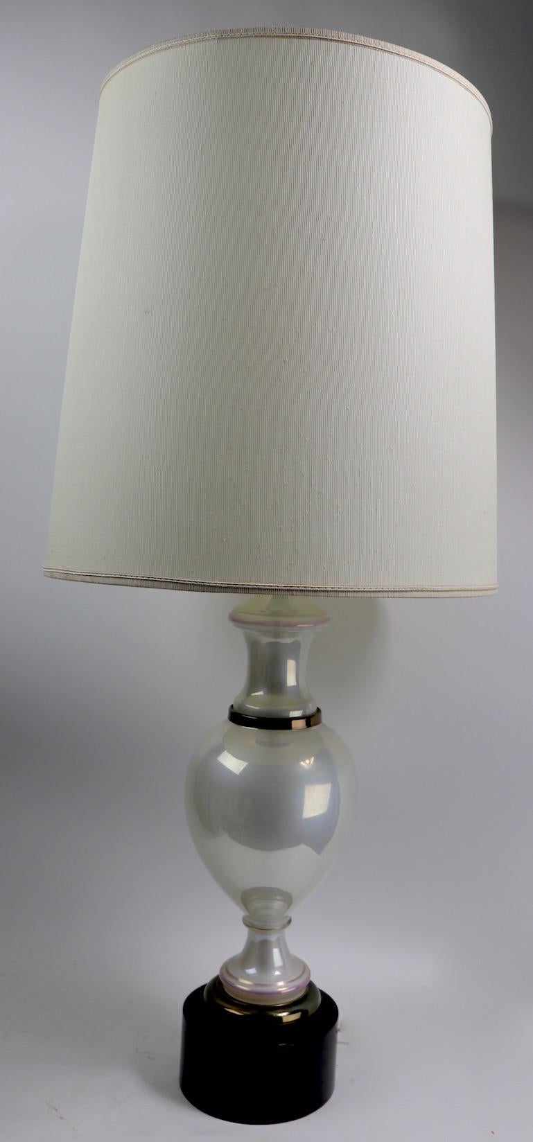 Tischlampe aus perlmuttfarbenem Opalglas, Paul Hanson zugeschrieben (Glas) im Angebot