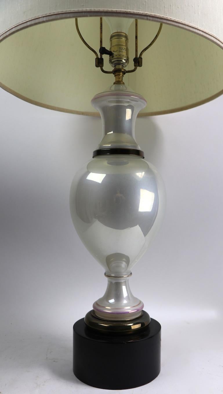 Lampe de bureau en verre opalin nacré attribuée à Paul Hanson en vente 1