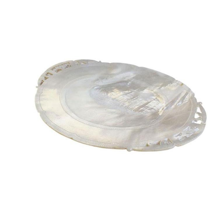 Américain Assiette décorative ou porte-manteau ovale en perles avec bord perlé Capiz en vente