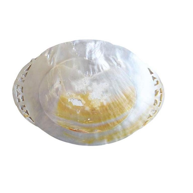 Assiette décorative ou porte-manteau ovale en perles avec bord perlé Capiz Bon état - En vente à Oklahoma City, OK