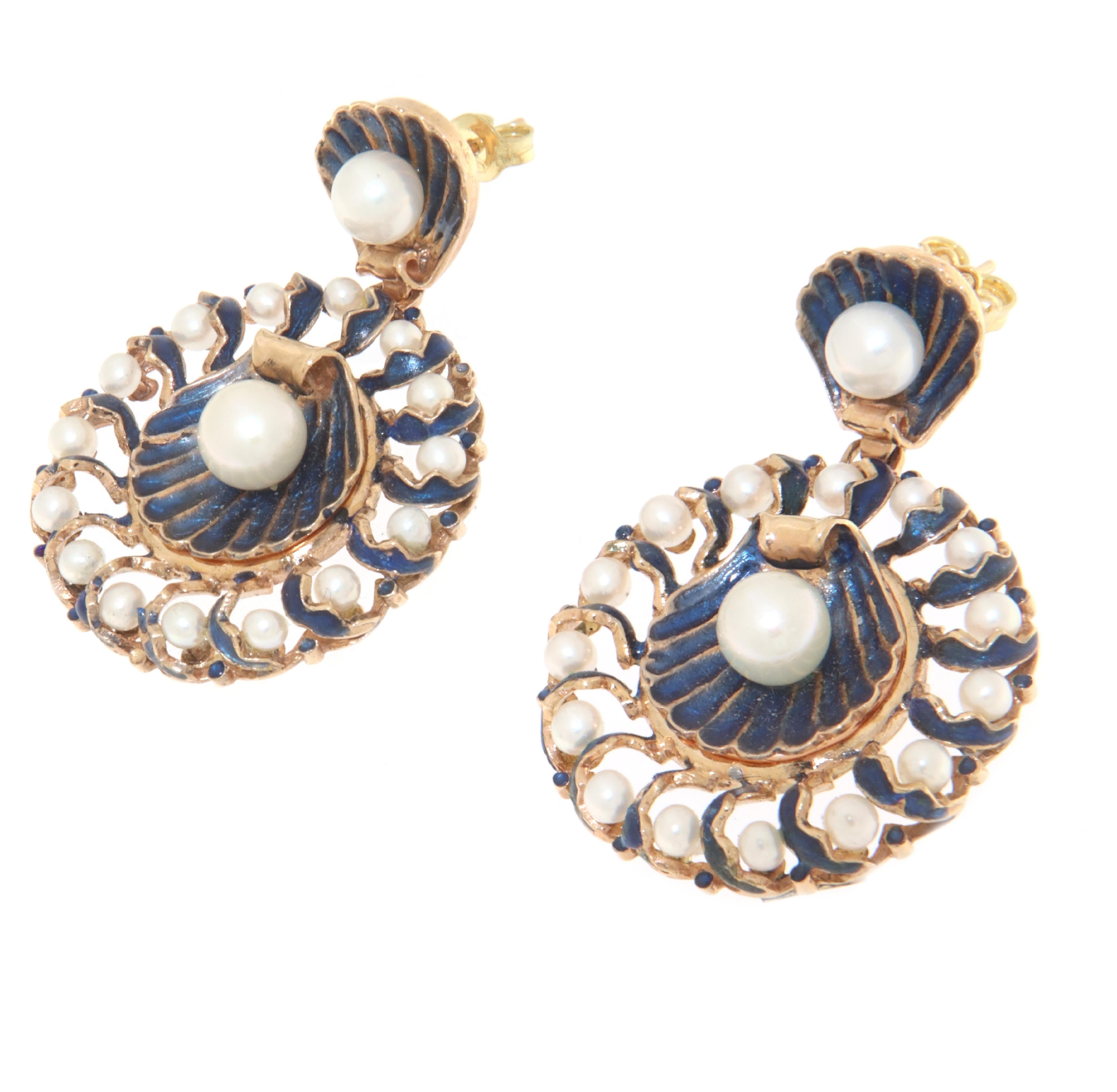 These sumptuous 14-carat yellow gold earrings offer a seductive blend of classic elegance and artistic design. Inspired by the majestic shape of the seashell, each earring is meticulously crafted to evoke the essence of the sea.

At the center of
