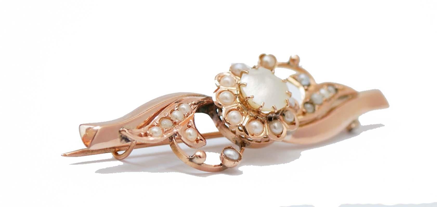 Retrò-Brosche aus 18 kt Roségold mit Perlen besetzt.
Perlen 1.30 gr
Gesamtgewicht 4,70
RF  +UUUH

Für weitere Informationen können Sie den Verkäufer über die Nachrichtenzentrale kontaktieren.