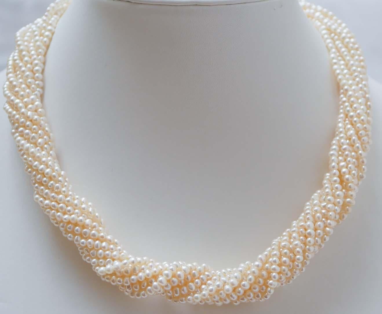Elegant collier de perles monté avec des perles et un fermoir en or 18 kt.
Ce collier a été entièrement réalisé à la main par des maîtres orfèvres italiens et il est en parfait état.
Perles 58.20 gr
Poids total 73.20 gr
RF +CCGF
RK.GACG85

Pour