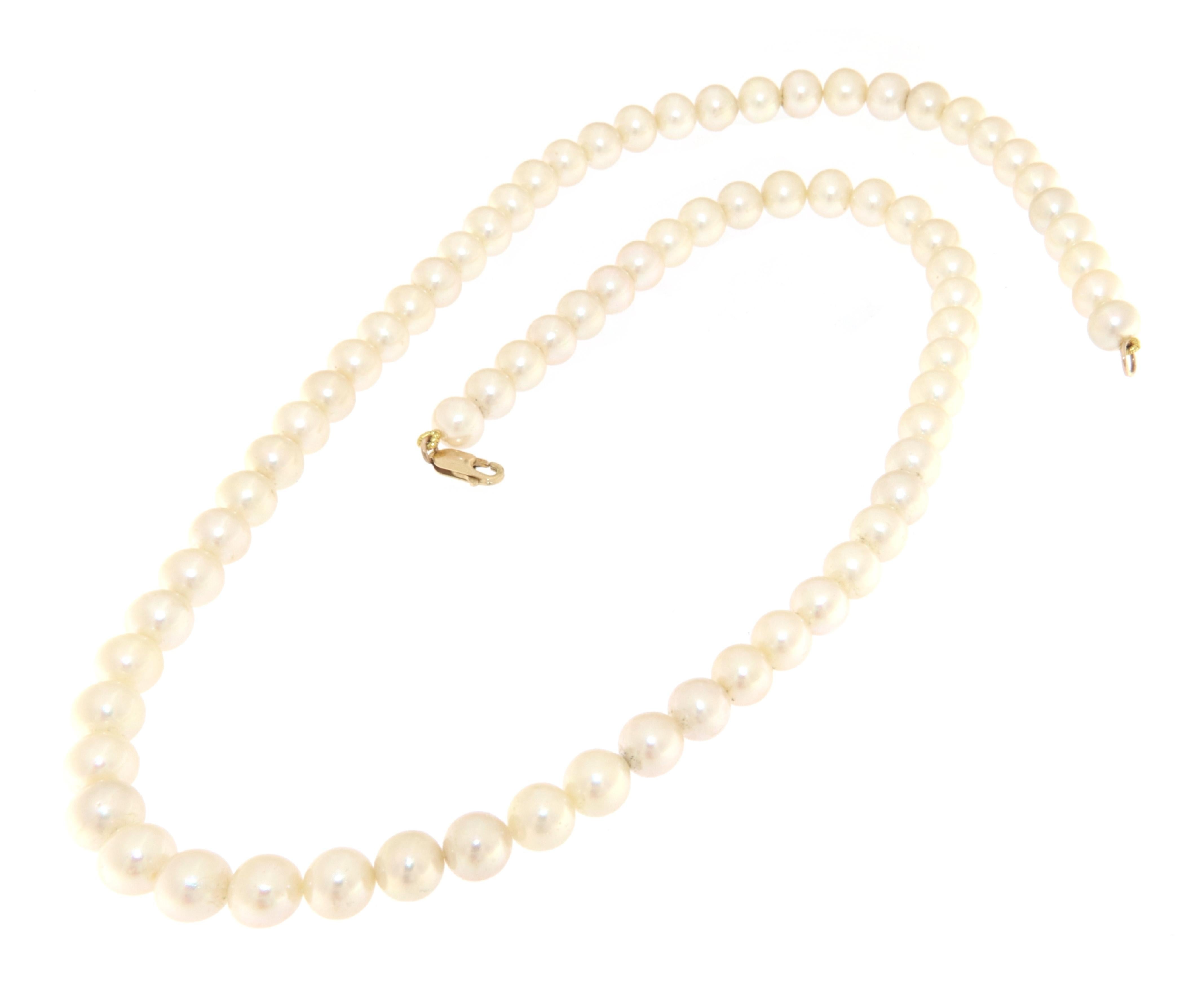 Ce collier de perles est un véritable emblème de raffinement et d'élégance, parfait pour ajouter une touche de classe à toute garde-robe. Réalisé avec des perles de haute qualité, ce collier est un exemple d'excellente facture. Les perles,