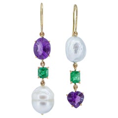 Boucles d'oreilles pendantes en or rose 14 carats, perles, améthystes et émeraudes.