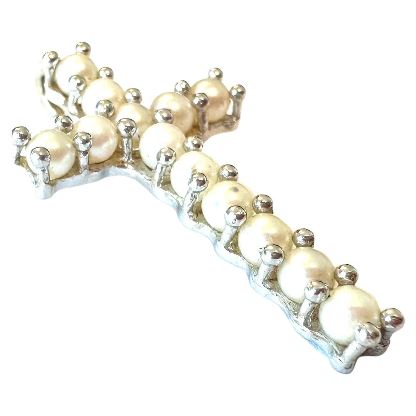 Pendentif croix en or blanc 18 carats et perles
