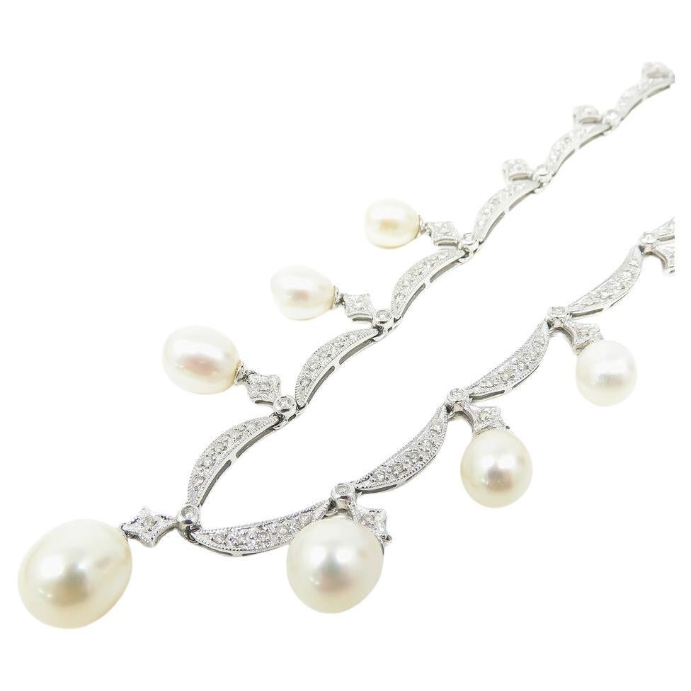 Eleganza con questa collana di diamanti e perle. Misura 15 pollici di lunghezza e 3 mm di larghezza e presenta diamanti e perle splendidamente lavorati che vanno da circa 9,4 x 0,2 mm a 7,5 x 6,5 mm. Con il marchio 585 e un peso complessivo di 20,4