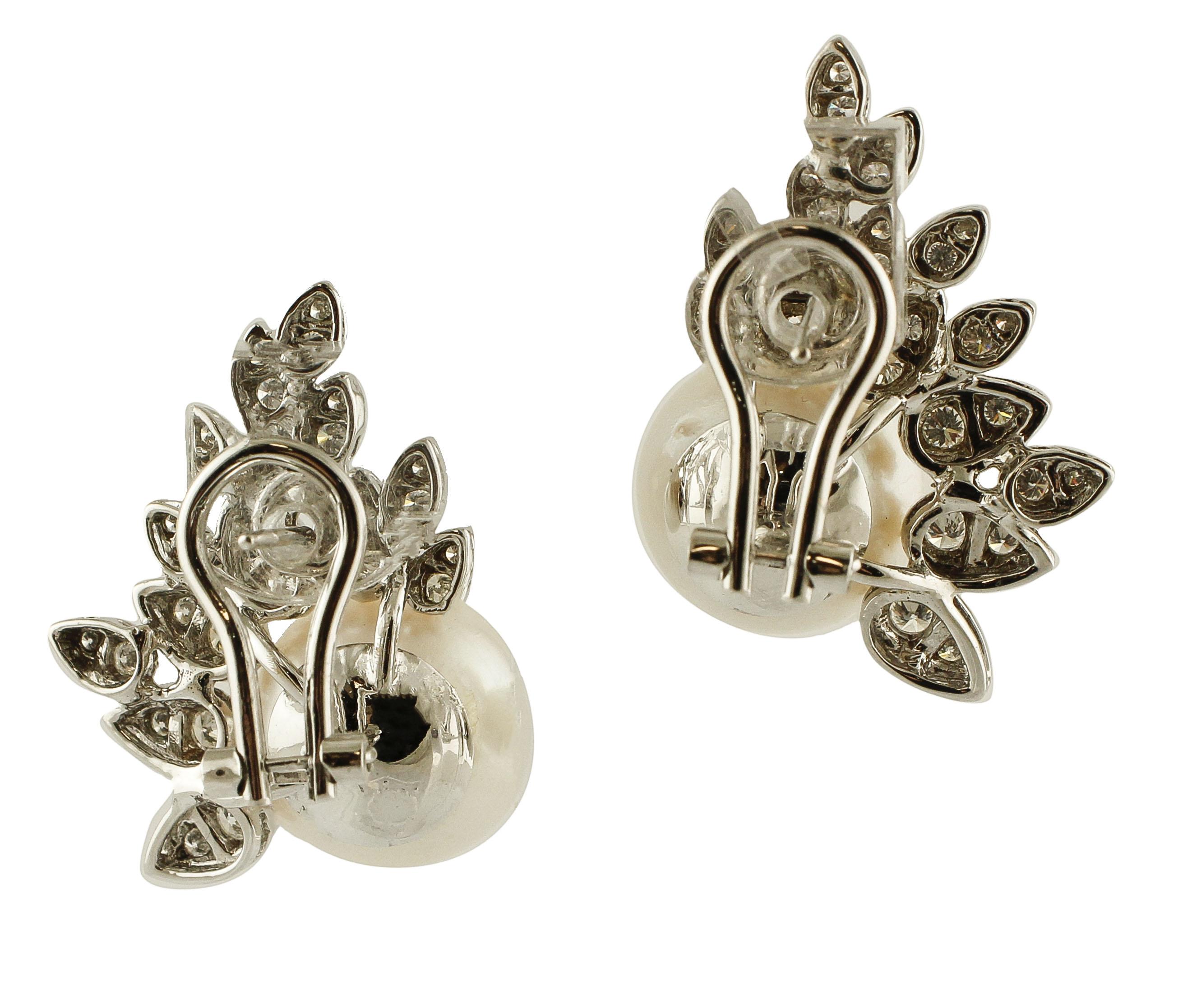 Elegand and refined earrings, realized in 14k white gold and mounted with 5.80 g of 2 Australian white pearls, surrounded by many little white gold leaves studded with diamonds.
These earrings are totally handmade by Italian master