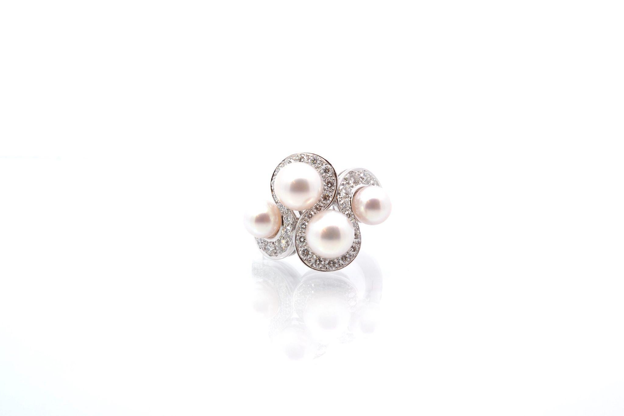 Stones: 38 diamonds: 1.45ct, 2 pearls of 7.5mm and 2 pearls of 6mm
Material: 18k white gold
Dimensions: 2 cm (top view)
Weight: 11.1g
Period: Recent
Size: 54 (free sizing)
Certificate
Ref. : 25407