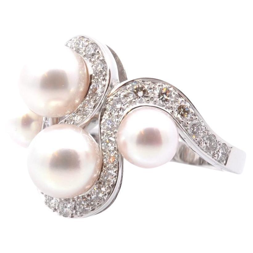 Pearls and diamonds ring in 18k gold
