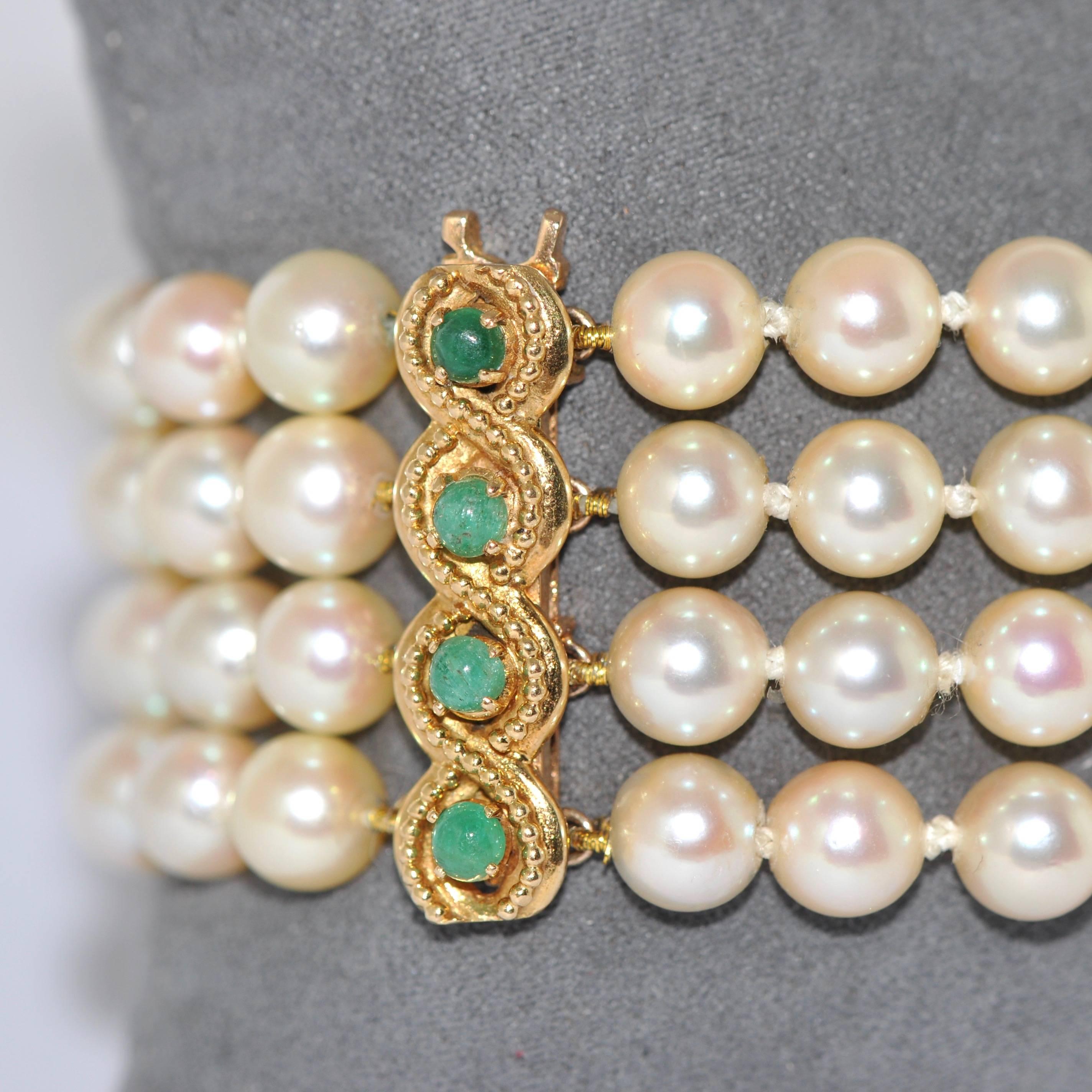 Discover this Pearls and Emeralds Yellow Gold Beaded Bracelet.
8 Emeralds
New Thread 
100 Pearls 6.5 mm Triple A 4 Raws
Clasp and Stones Support Yellow Gold 18 Carat
Strong Clasp
20 cm
