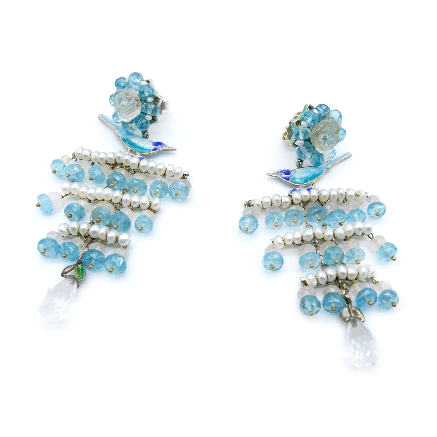 Pearls Apatites Quartz Roses Traditional Silver Enameled Earrings Vicente Gracia

Earrings from the series of the Nightingale Gardens.
This piece is based on the stylistic core of the Silk Road which are the balconies and the birds enameled on fire.