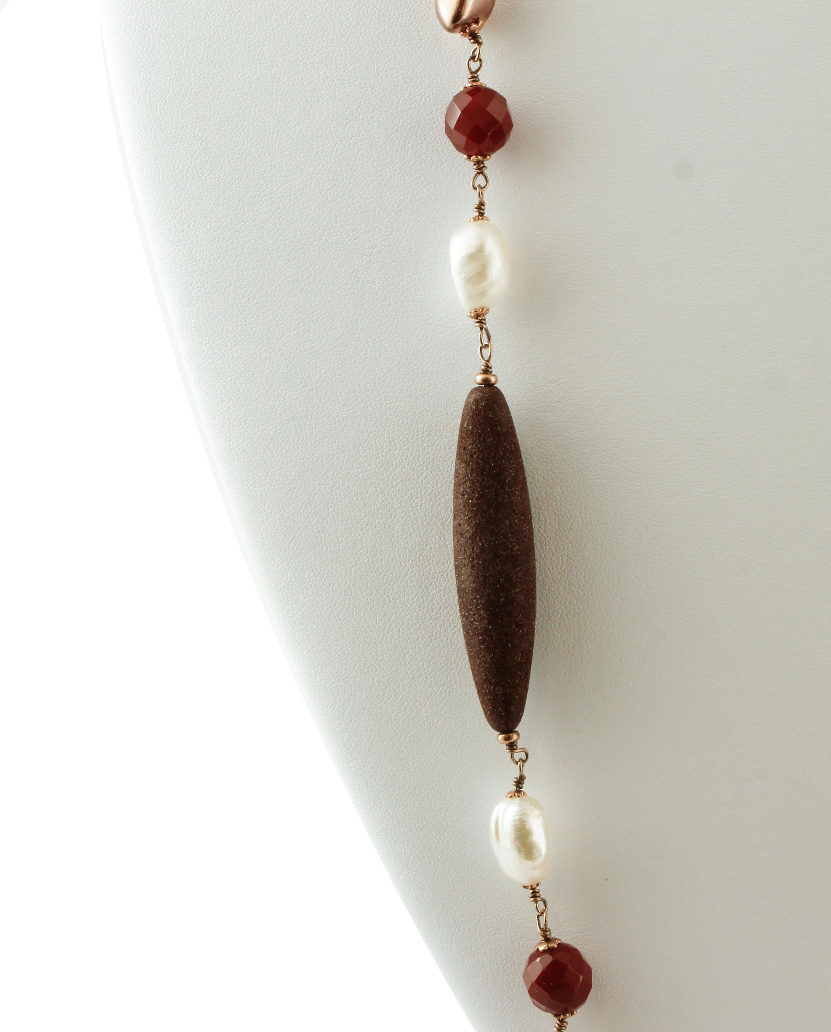 Lange Halskette aus Roségold und Silber mit Perlen, orangefarbener Koralle und weißen Steinen (Retro) im Angebot