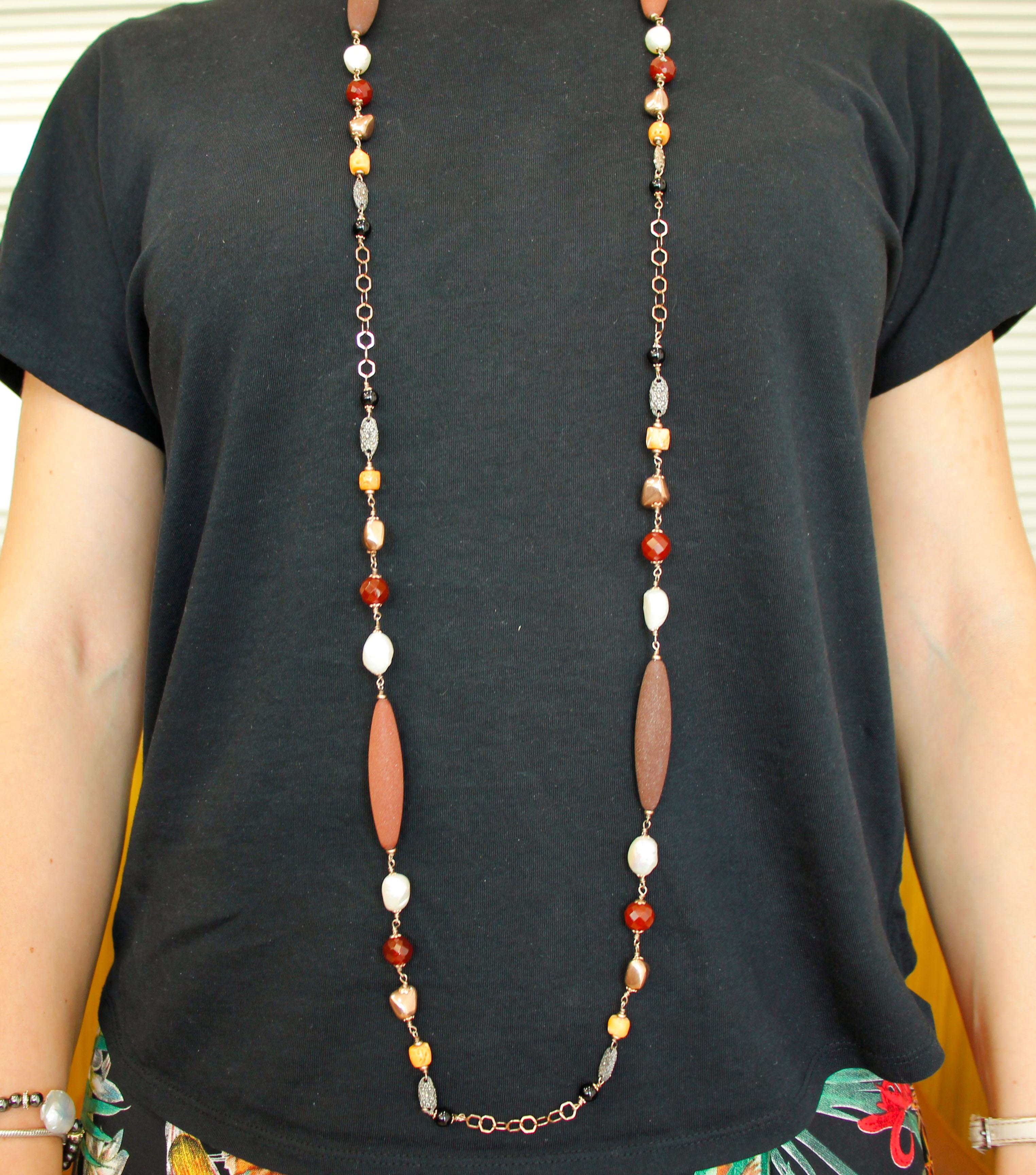 Lange Halskette aus Roségold und Silber mit Perlen, orangefarbener Koralle und weißen Steinen (Gemischter Schliff) im Angebot