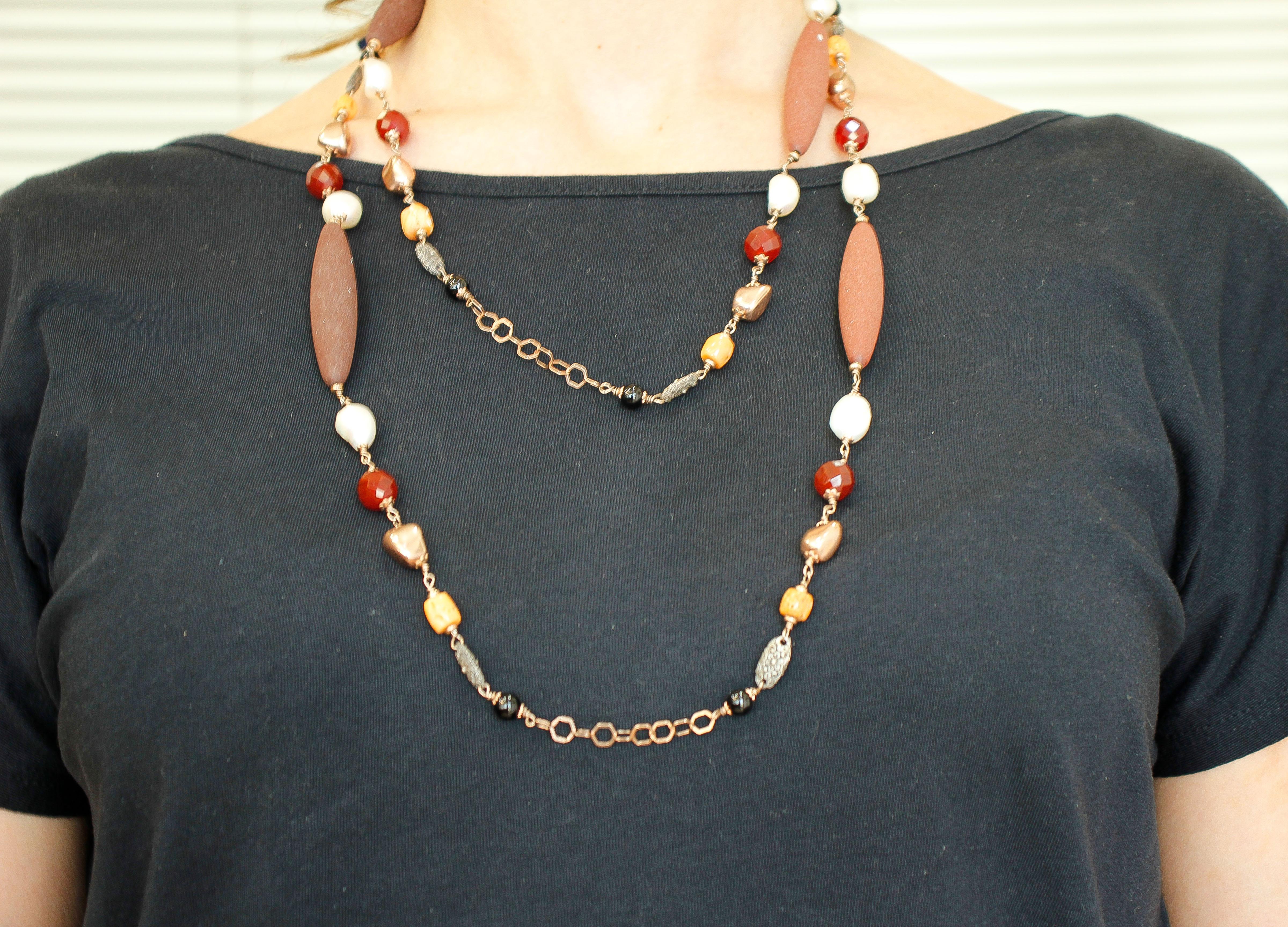 Lange Halskette aus Roségold und Silber mit Perlen, orangefarbener Koralle und weißen Steinen im Zustand „Hervorragend“ im Angebot in Marcianise, Marcianise (CE)