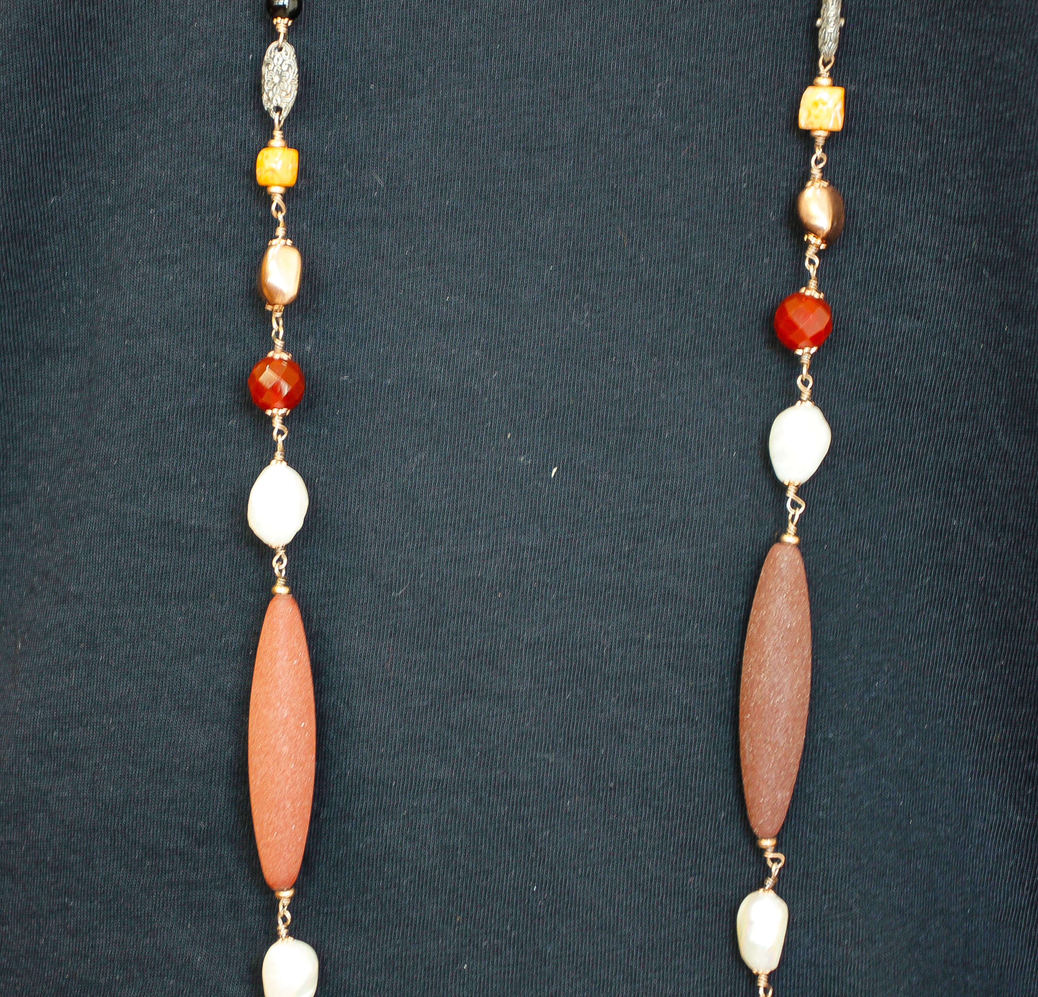 Lange Halskette aus Roségold und Silber mit Perlen, orangefarbener Koralle und weißen Steinen Damen im Angebot