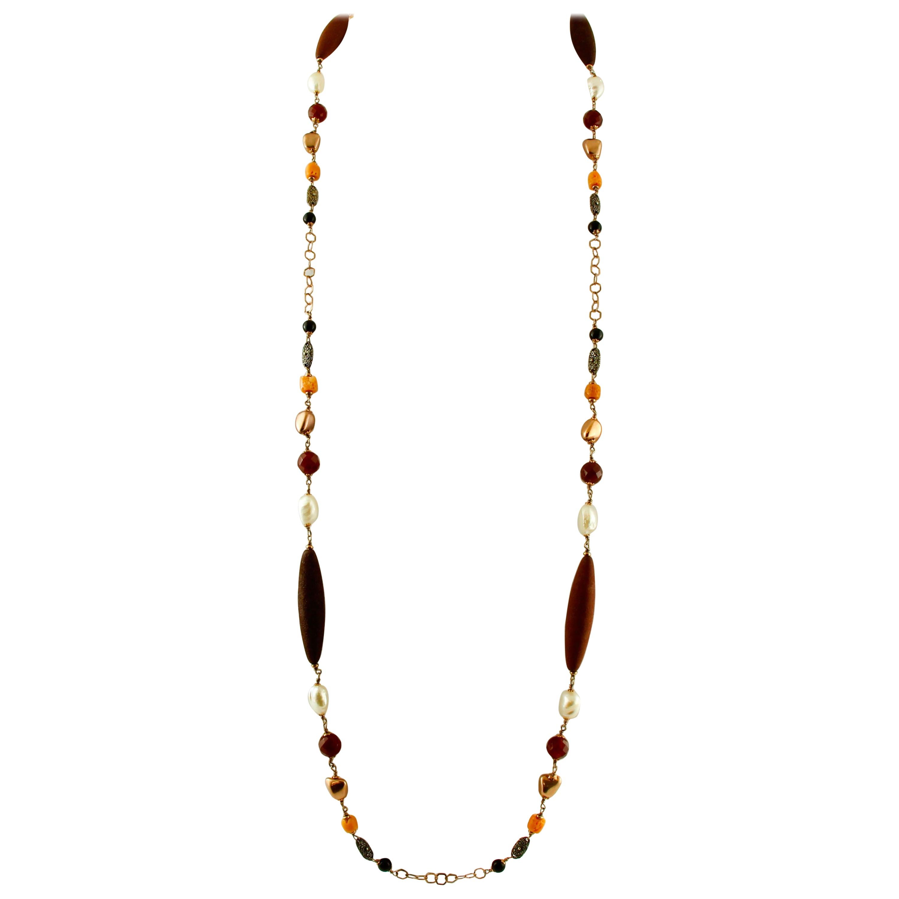 Lange Halskette aus Roségold und Silber mit Perlen, orangefarbener Koralle und weißen Steinen im Angebot