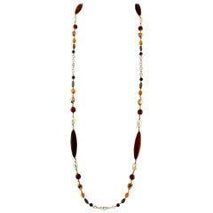Long collier long en or rose, perles, corail orange et pierres blanches