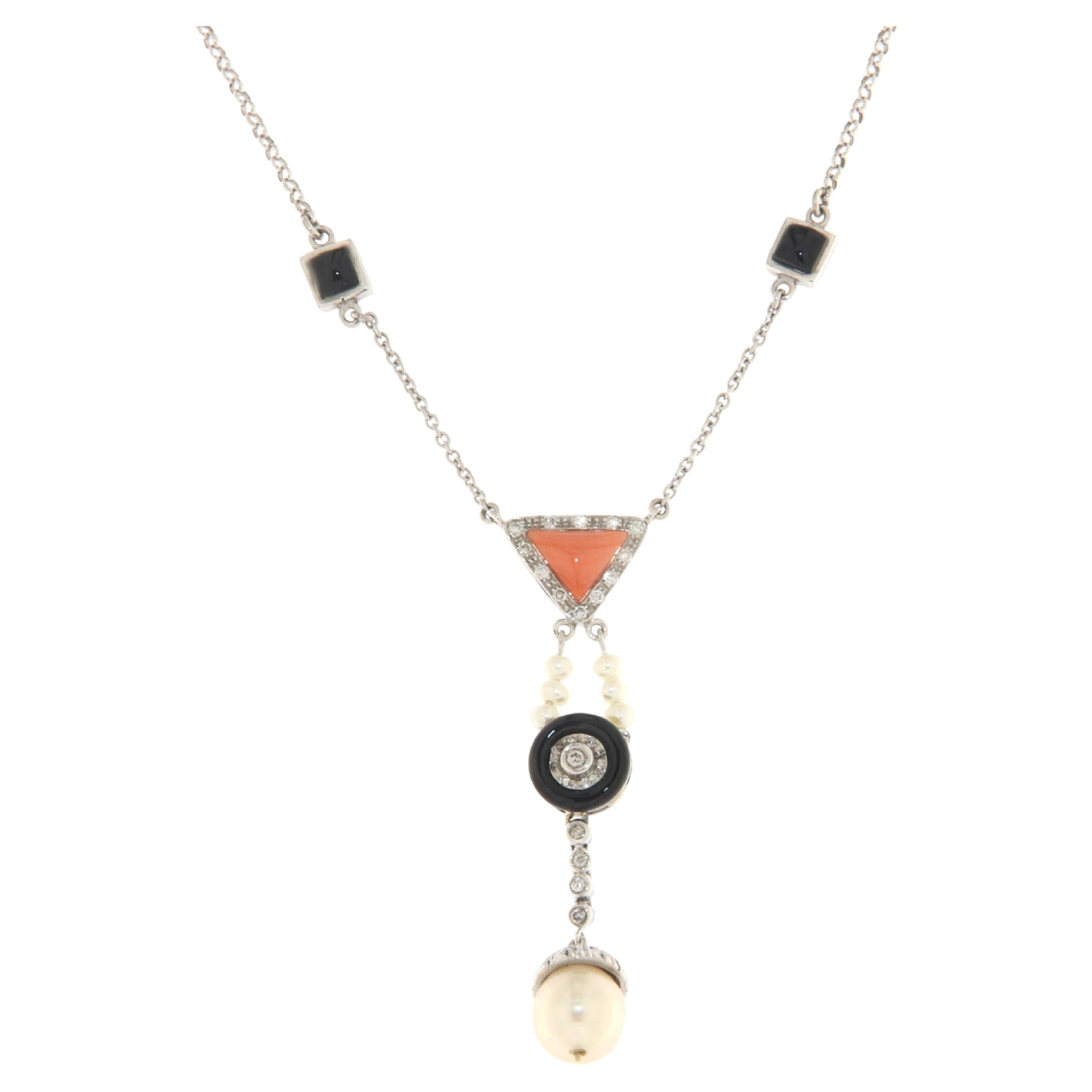 Collier pendentif en or blanc 18 carats, perles, corail, onyx et diamants en vente