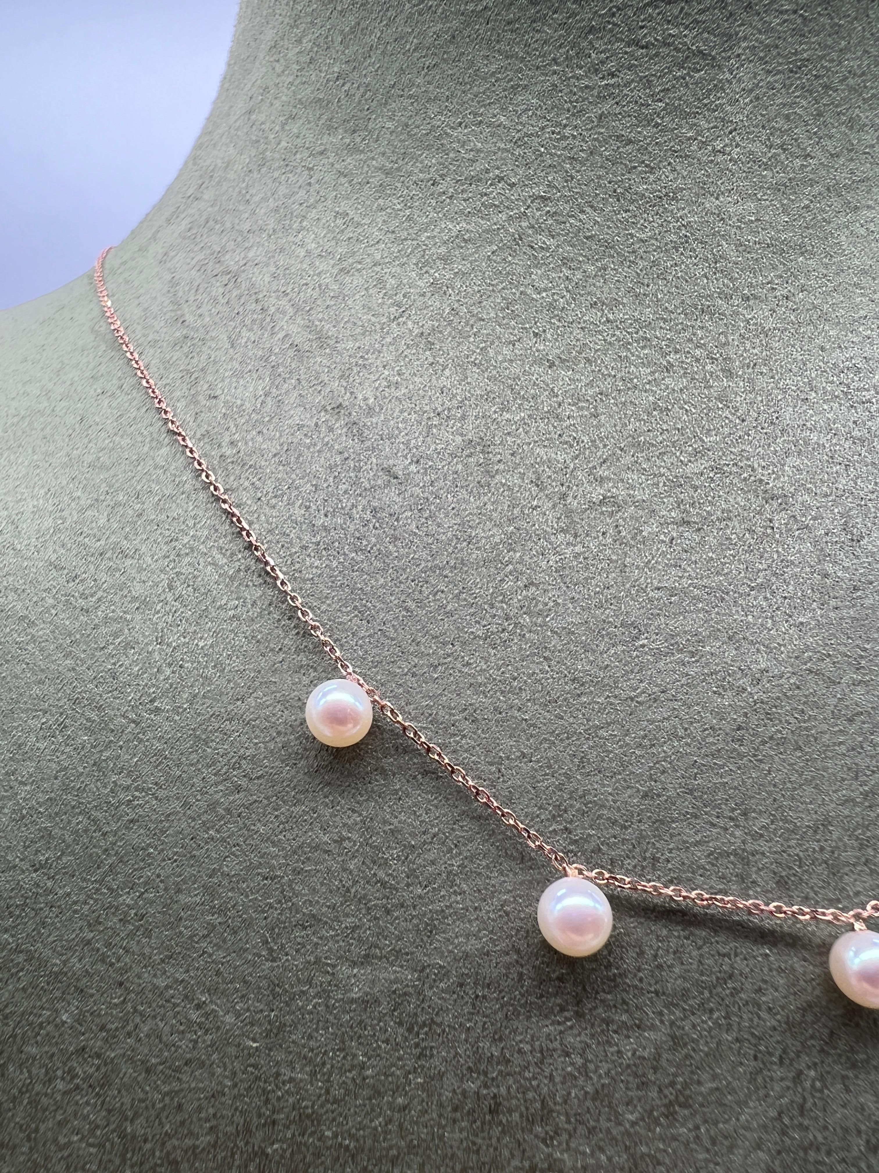 Pearls Cultures Rose Gold 18 Carats Necklaces. 

Enhance your style with this 18-carat rose gold necklace, a creation of timeless elegance. Adorned with five magnificent cultured pearls, this jewel exudes a sophisticated and contemporary allure. The